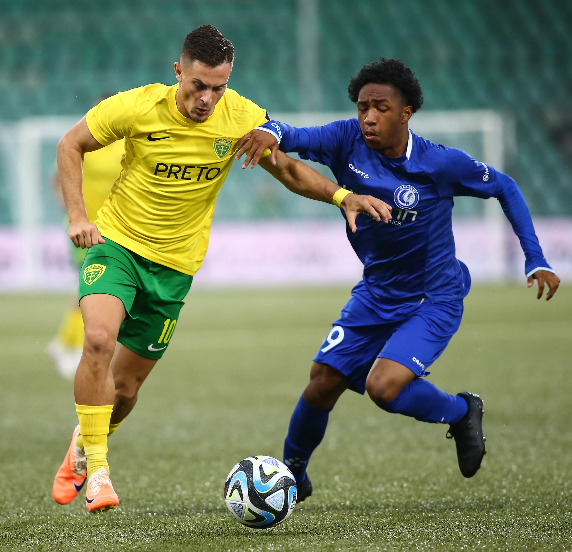 Na snímke zľava Adrián Kaprálik (Žilina) a Malick Fofana (Gent) bojujú o loptu.