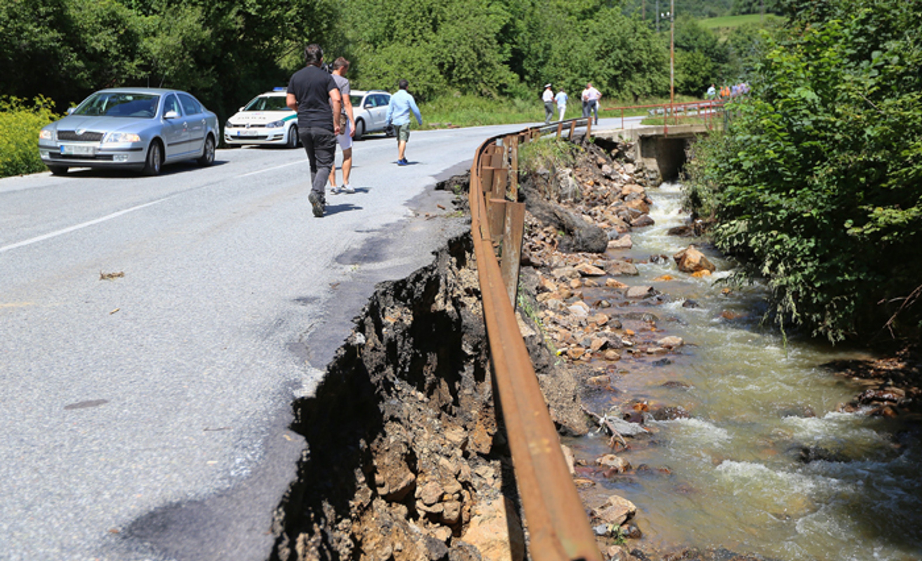 Poškodená cesta medzi Kremnicou a obcou Kremnické Bane po záplavách.