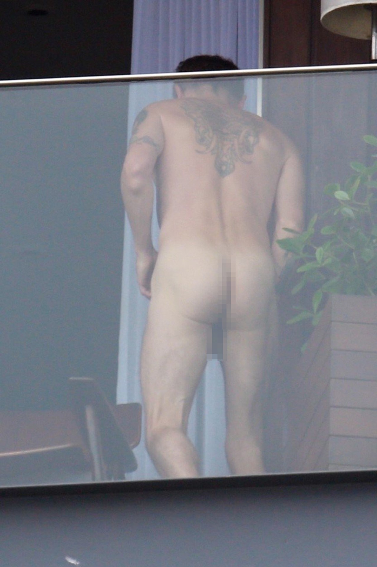 Úplne nahý basgitarista na balkóne. Netrápilo ho, že cez sklo je všetko vidieť