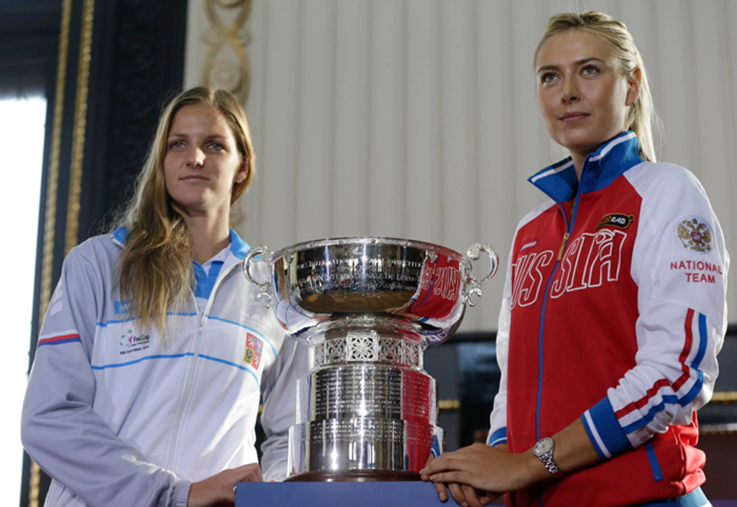 Karolína Plíšková a Mária Šarapovová s Pohárom federácie.