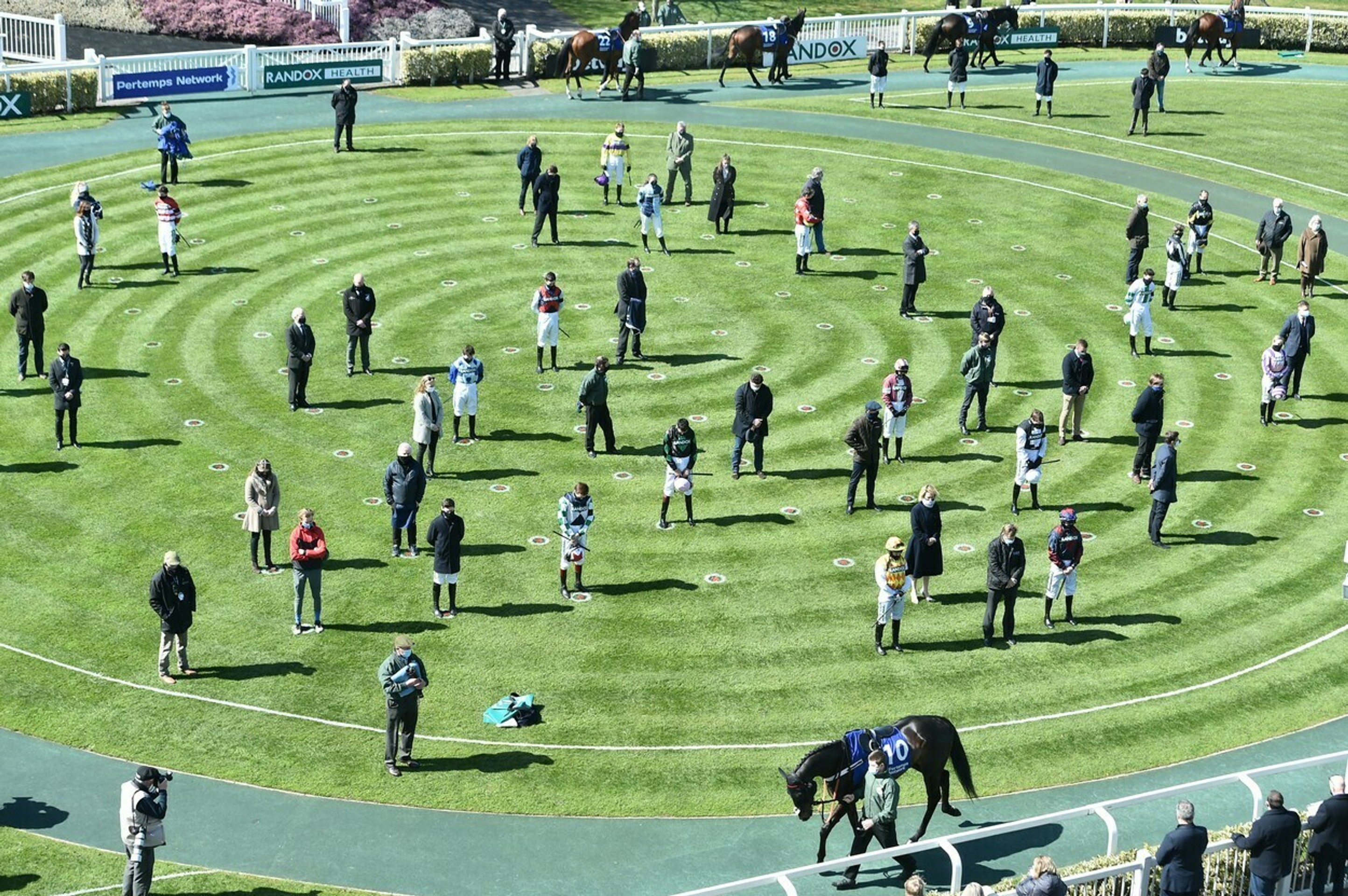 Británia plače za princom Philipom. Pred palácom sa zbierajú davy ľudí