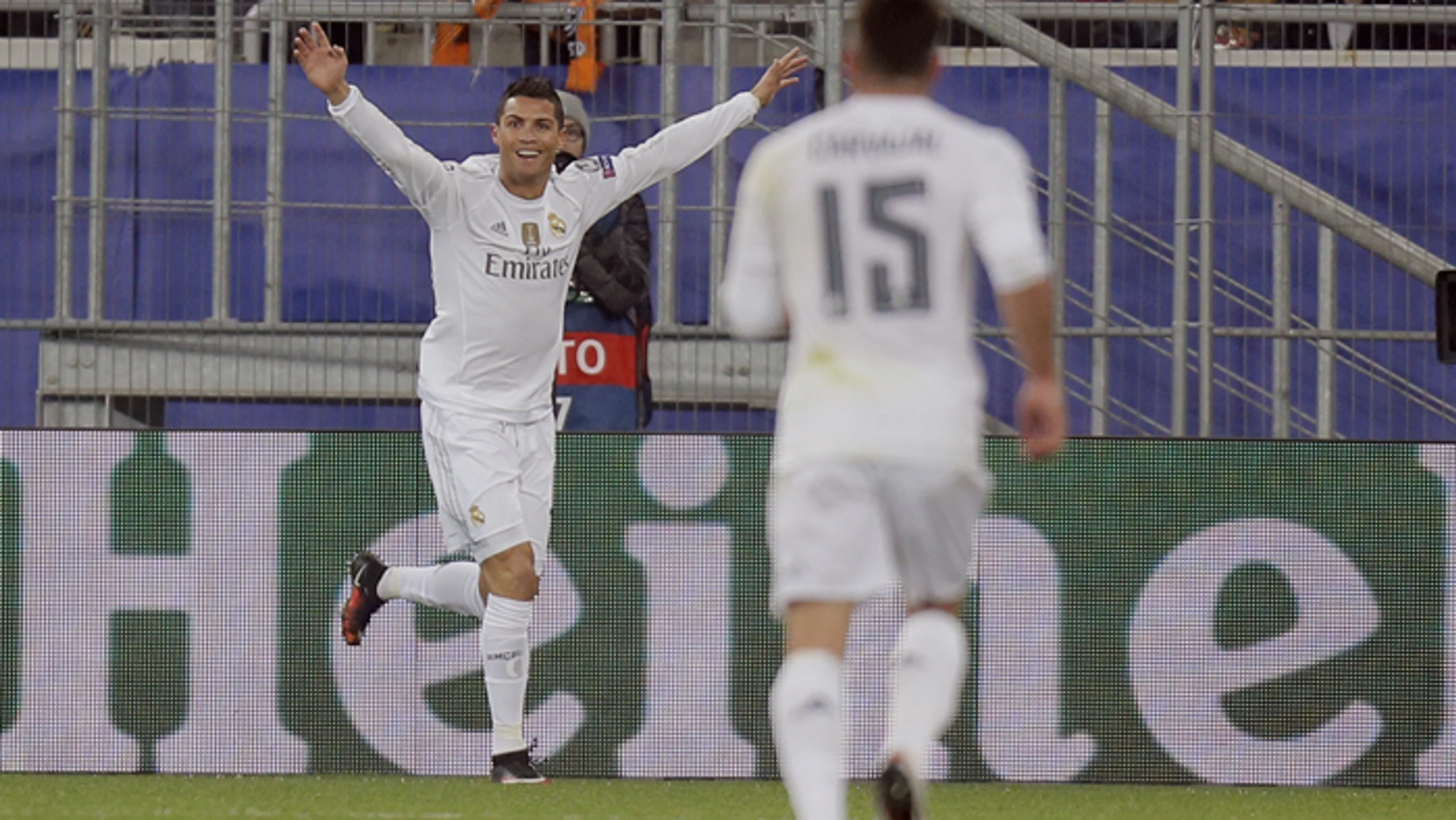 Cristiano Ronaldo oslavuje gól v zápase LM Šachtar Doneck - Real Madrid v Ľvove.