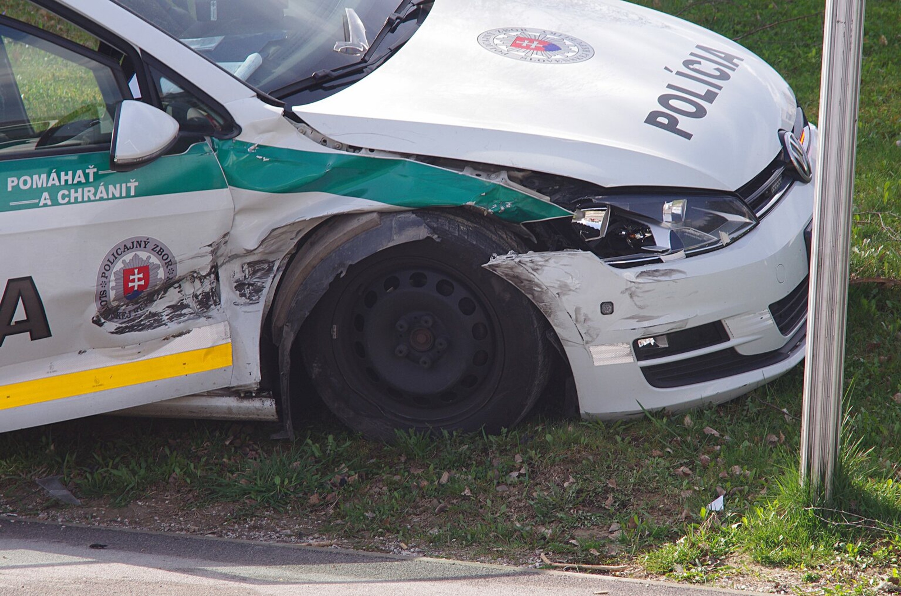 Poškodené policajné auto