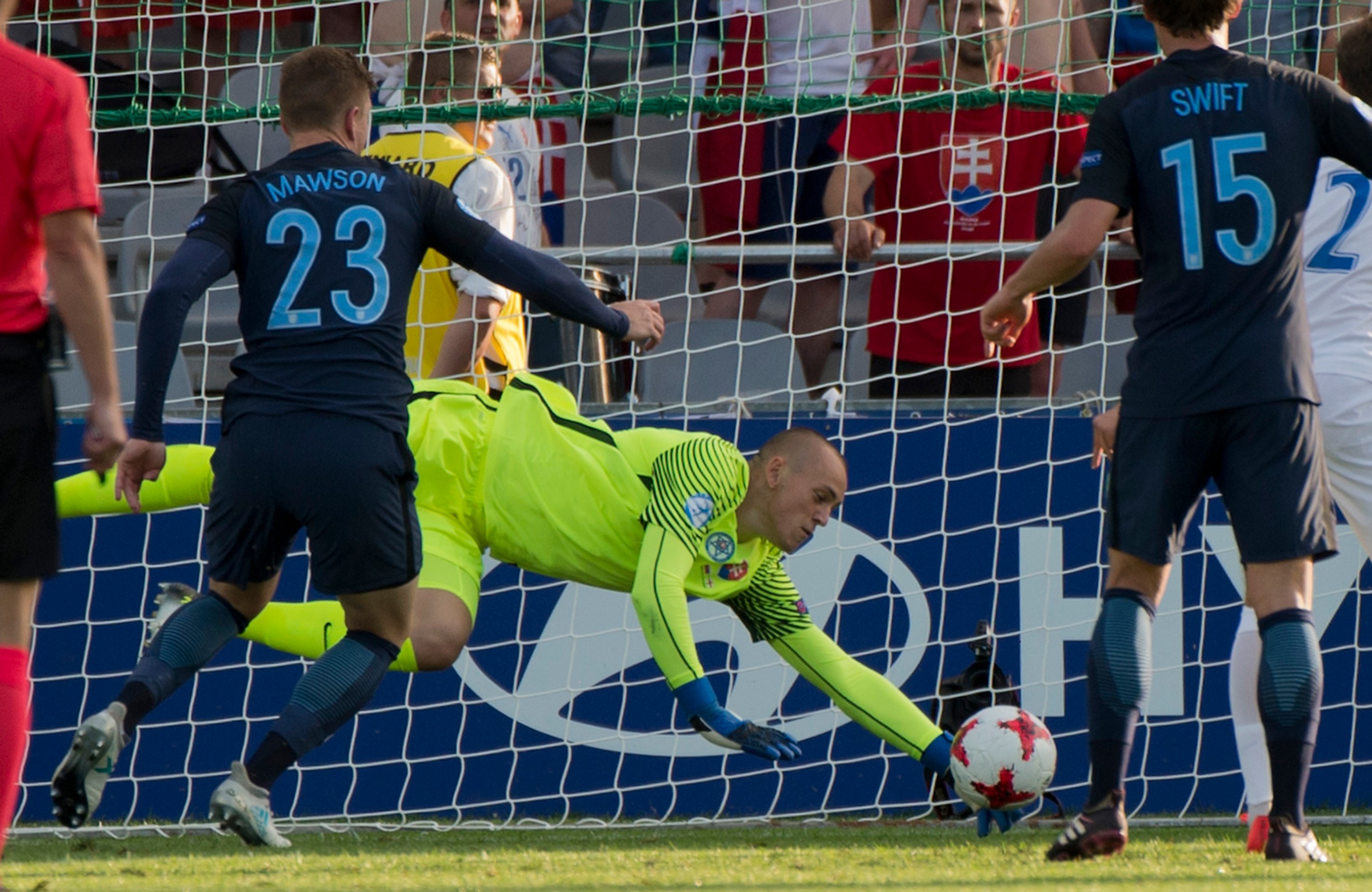 Na snímke vľavo Angličan Alfie Mawson (Anglicko) strieľa gól brankárovi Adriánovi Chovanovi na ME 21.