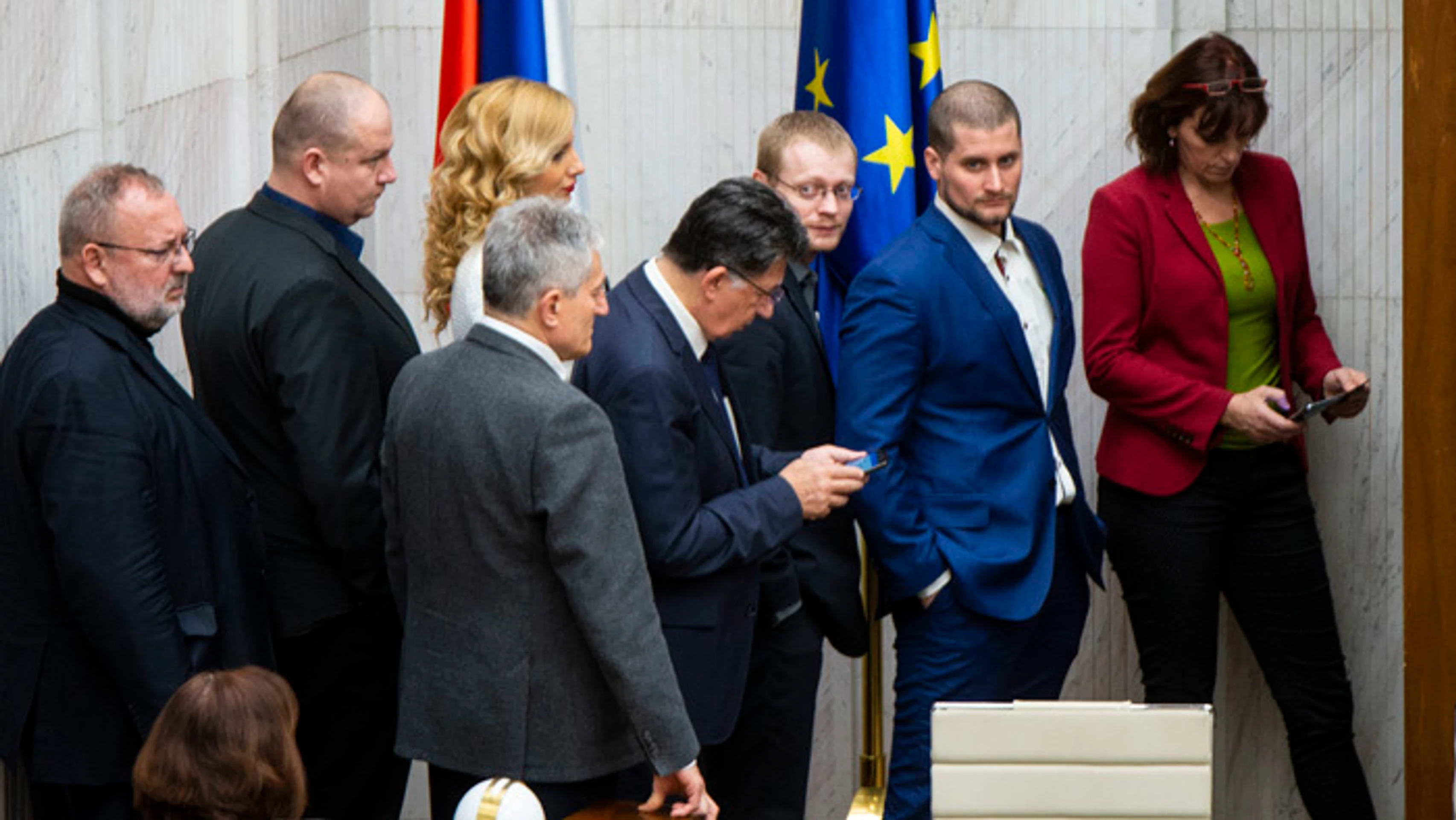 Peter Pčolinský (Sme rodina) a vpravo Peter Antal (Most-Híd) počas hlasovania o kandidátoch na ústavných sudcov 
