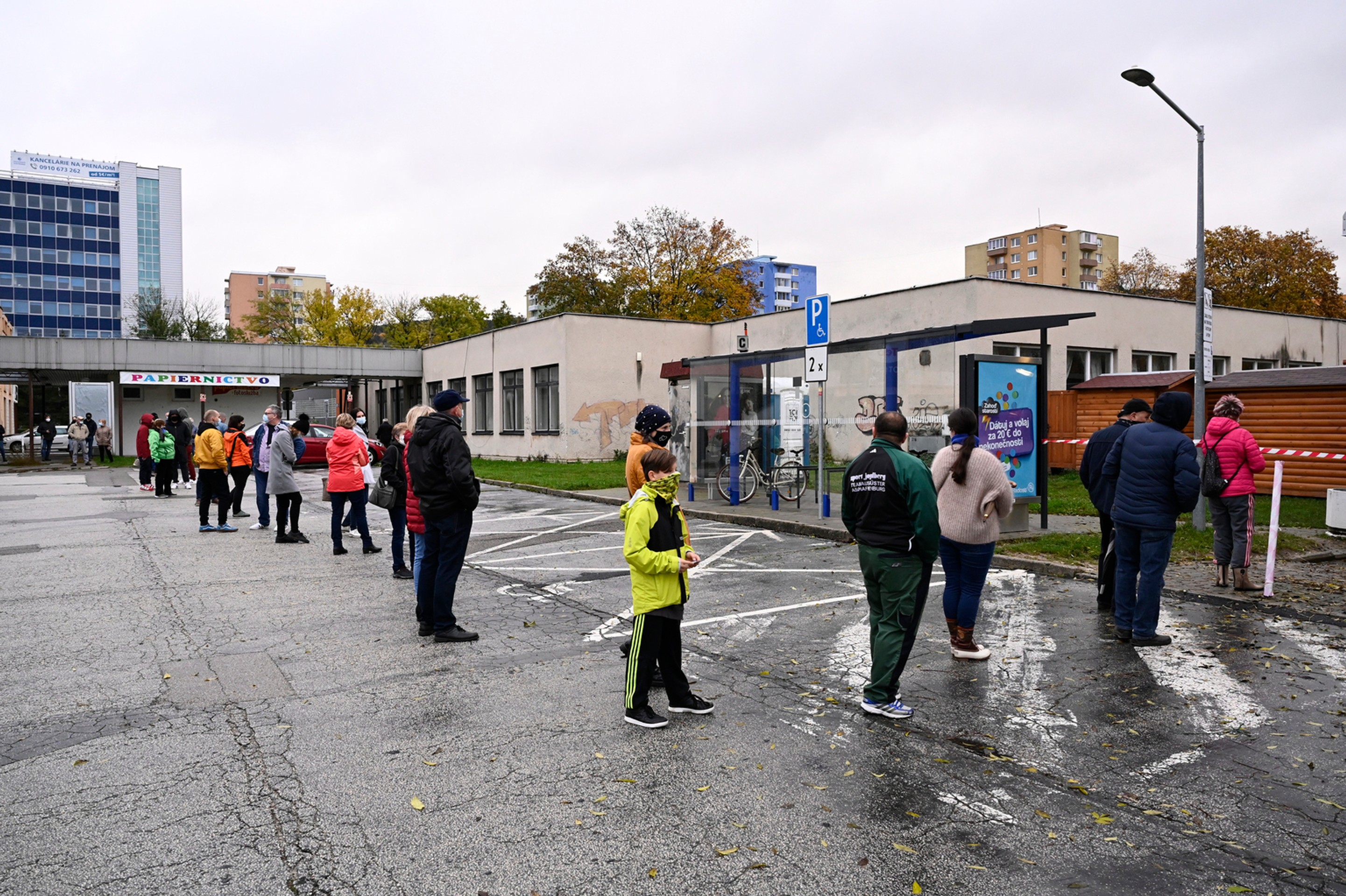 Na snímke ľudia čakajú na testovanie v dlhom rade na Sokolskej ulici v Bratislave.