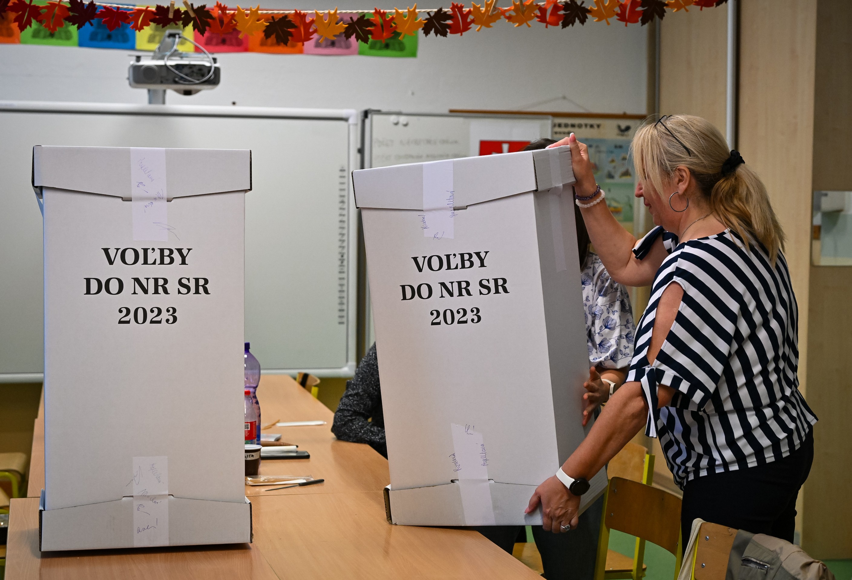 Členovia osobitnej okrskovej komisie v Bratislave pripravujú hlasovacie schránky s hlasmi slovenských občanov zo zahraničia na sčítanie.