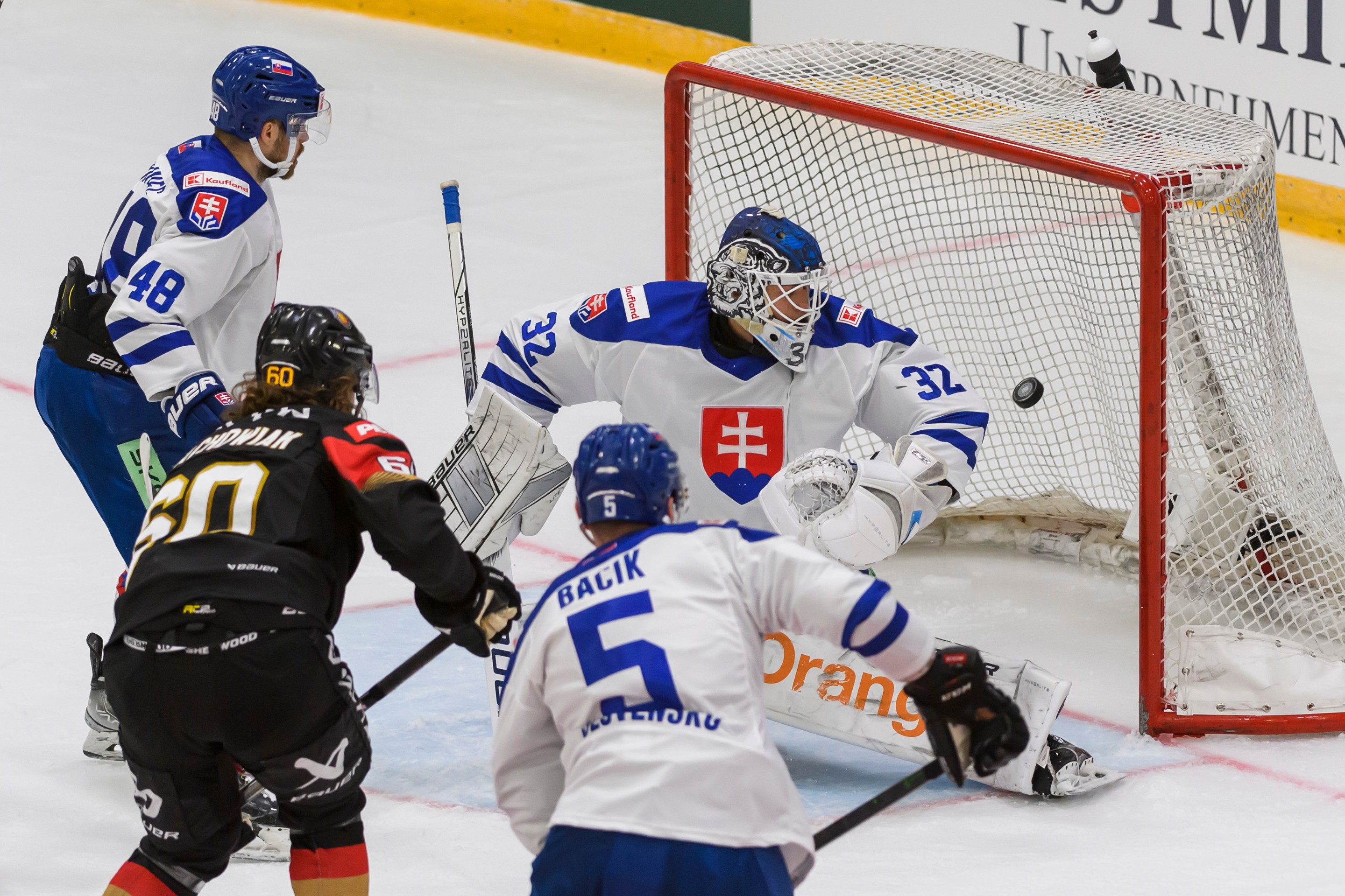 Na snímke uprostred Wojciech Stachowiak  (Nemecko) strieľa gól brankárovi Dávidovi Hrenákovi (Slovensko).