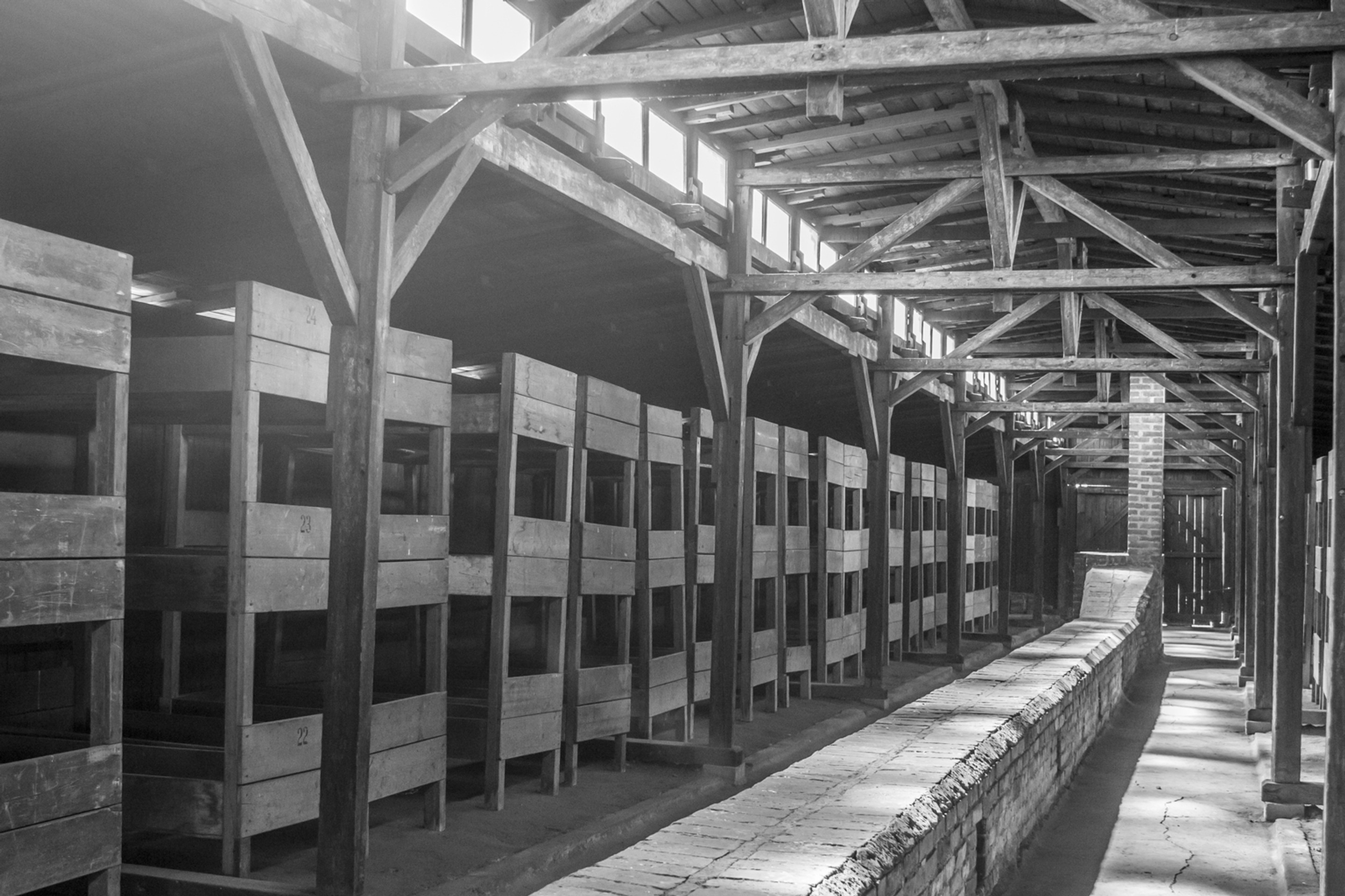 Na drevených pričniach v barakoch sa tlačilo aj 800 ľudí. 