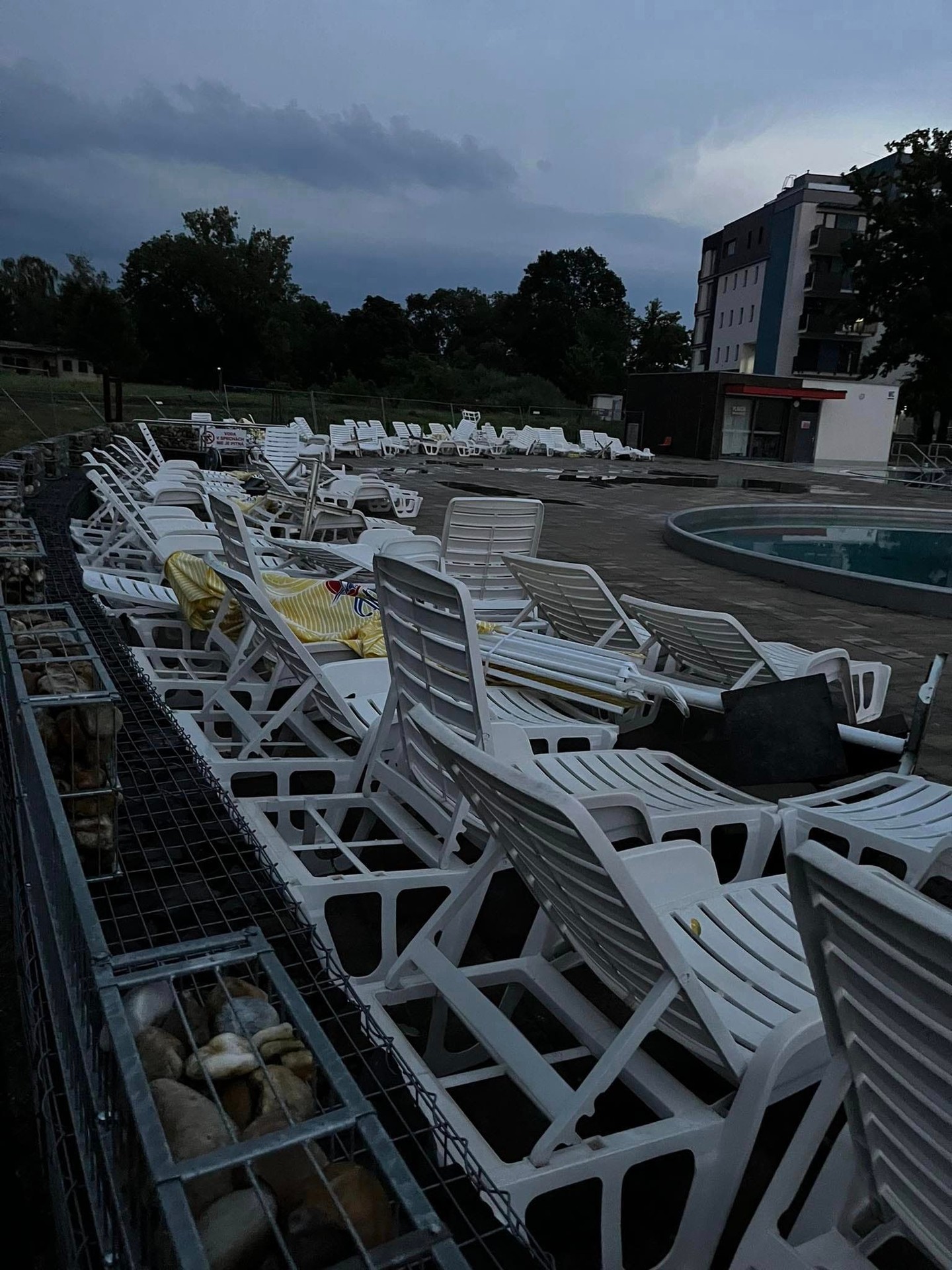 Termálne kúpalisko v Poľnom Kesove spustošila búrka.