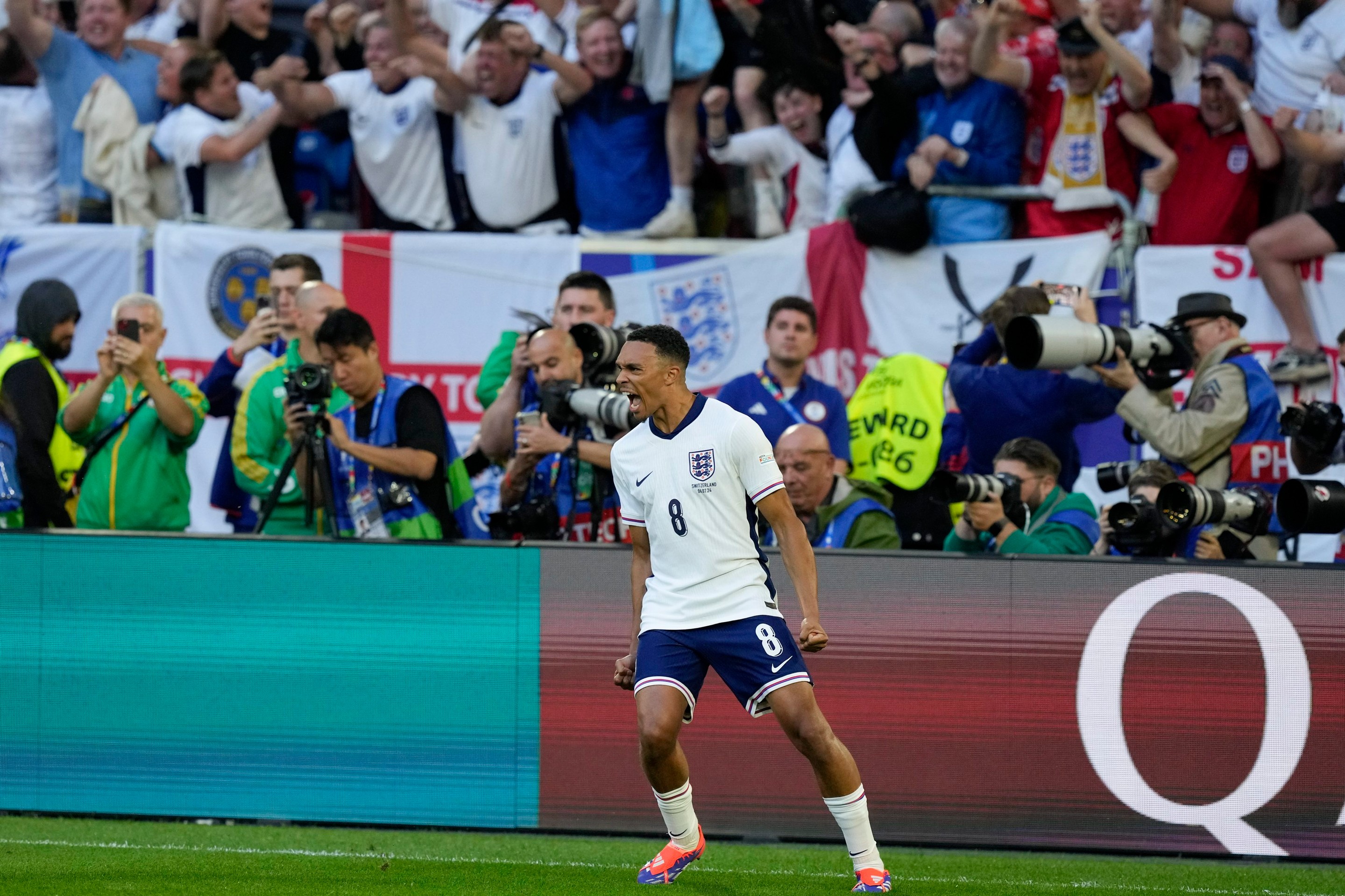 Trent Alexander-Arnold oslavuje rozhodujúcu premenenú penaltu.