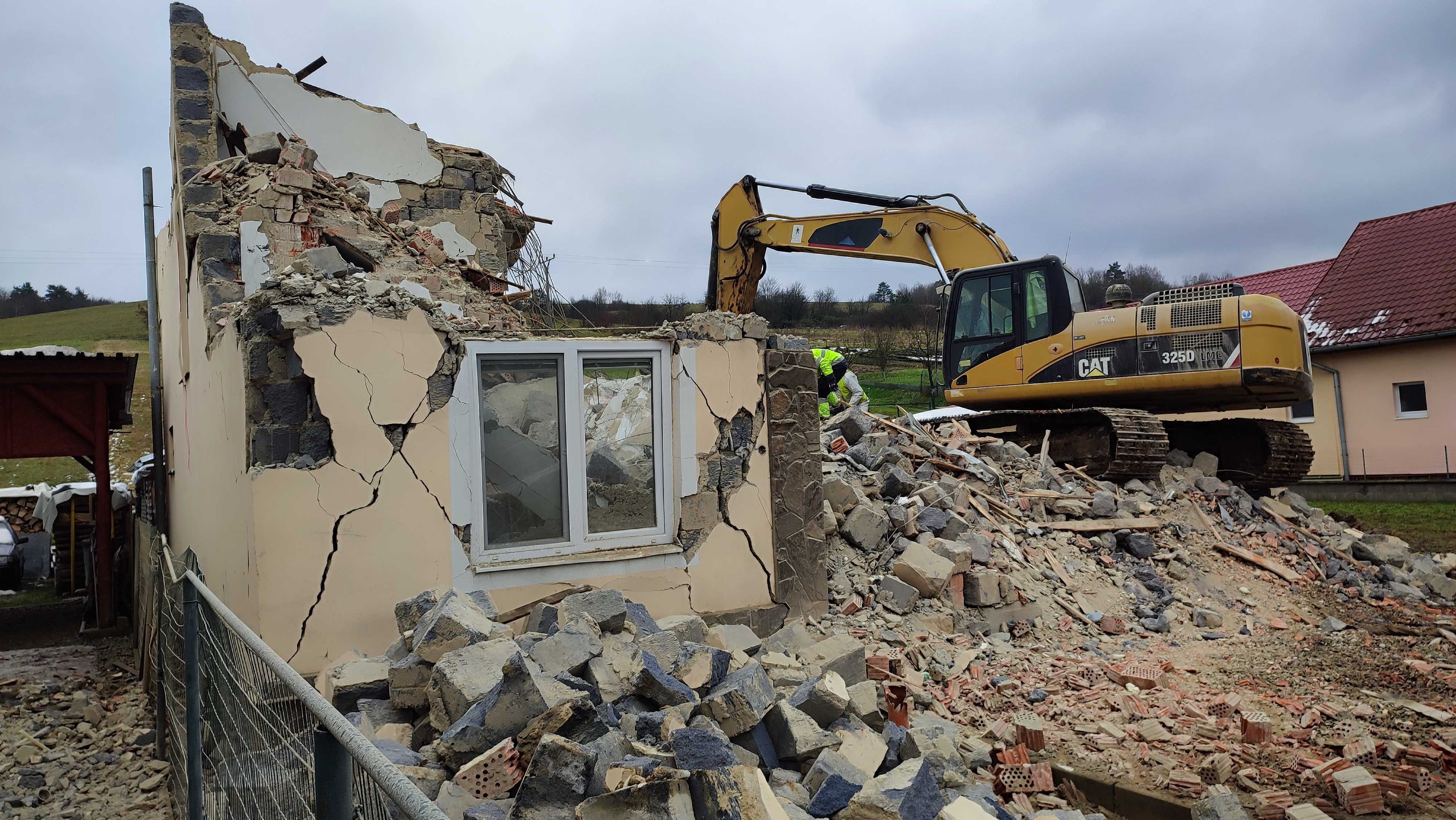 Búranie zemetrasením poškodeného domu v Baškovciach