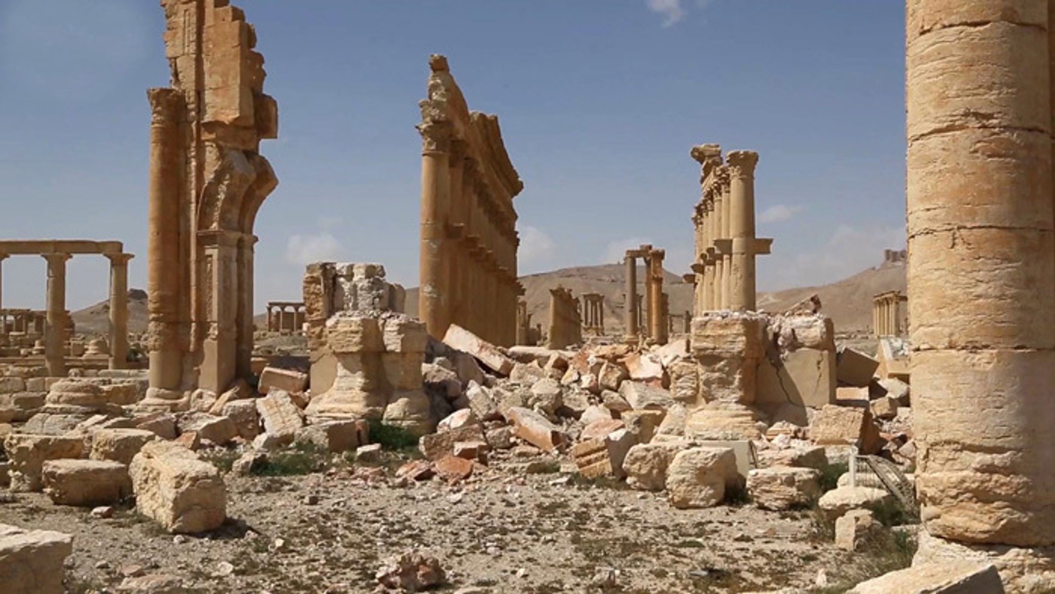 Pohľad na poškodené starobylé ruiny v sýrskej Palmýre.