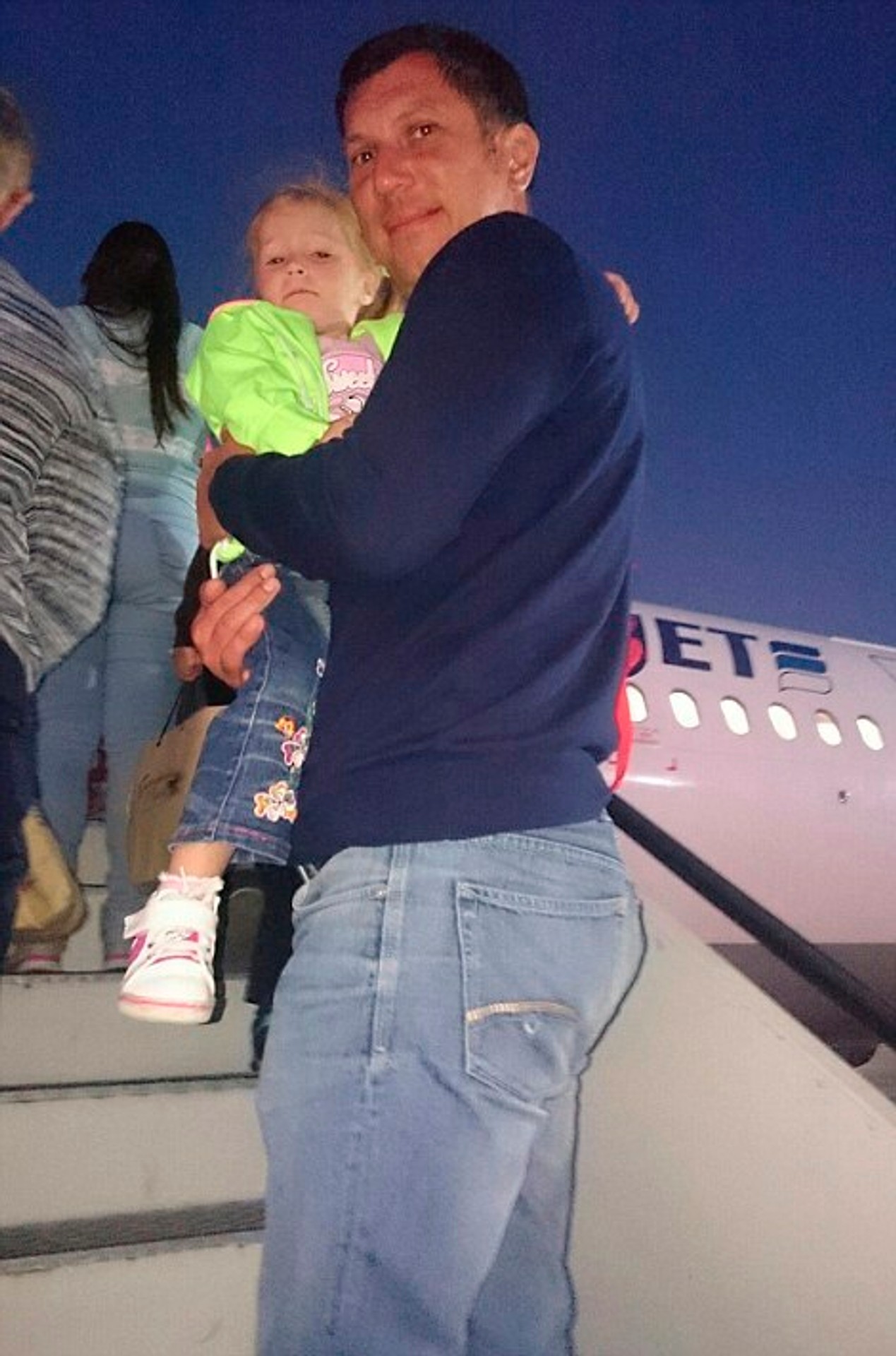 Obete pádu ruského airbusu: Juri Šejn (†28) s dcérkou Anastasiou (†3)