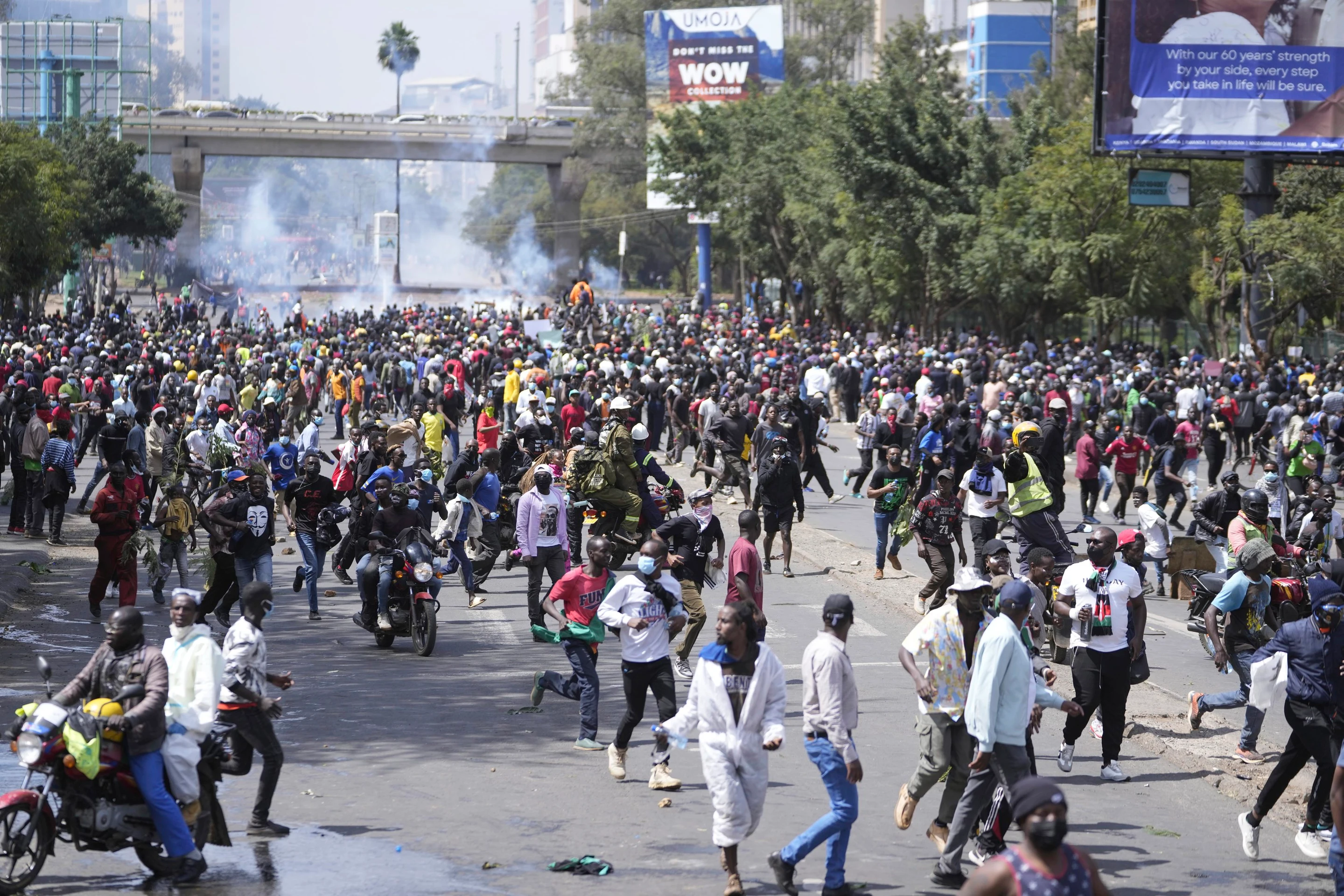 Demonštranti počas protestu proti zavedeniu nových daní v centre Nairobi