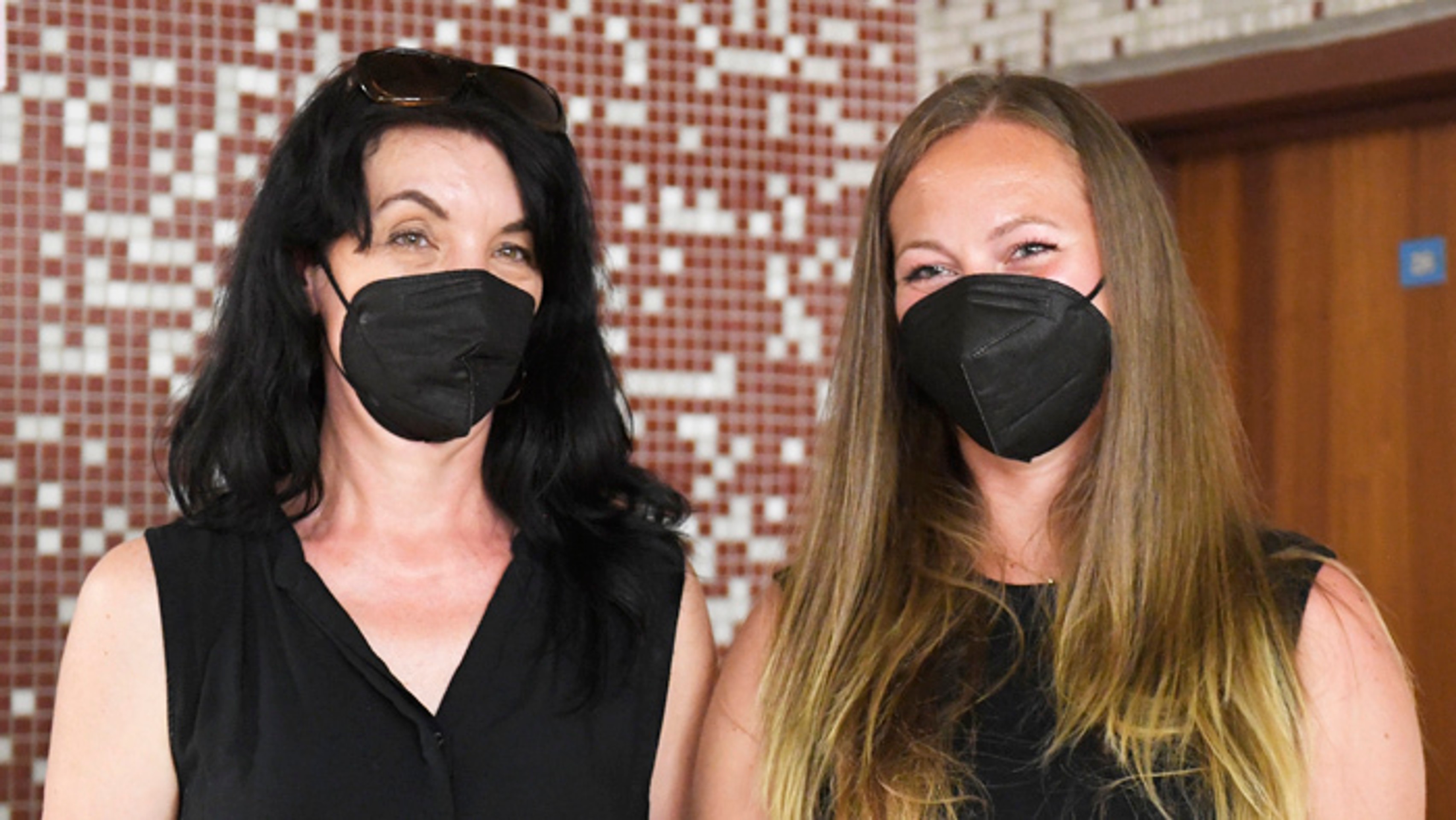 Poškodené zľava Edita Kováčová a Zuzana Kováčová po pojednávaní na KS v Košiciach s obvinenými bratmi Paškovcami.