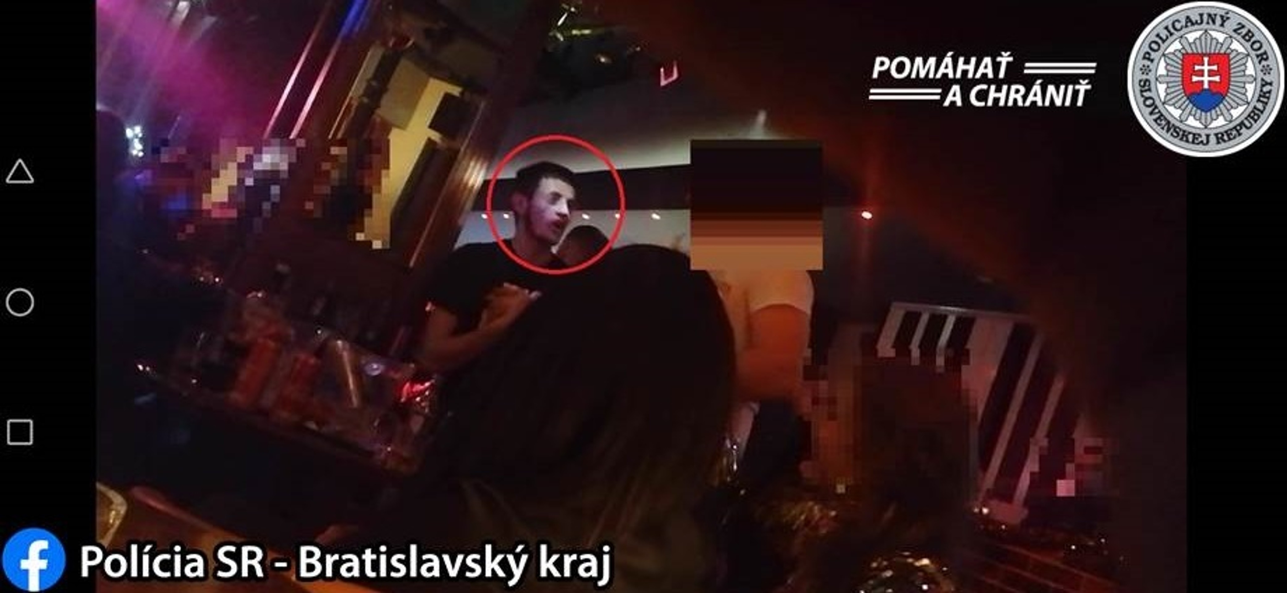 Na snímke rozsvietený vianočný strom na Katedrálnom námestí v litovskom Vilniuse.