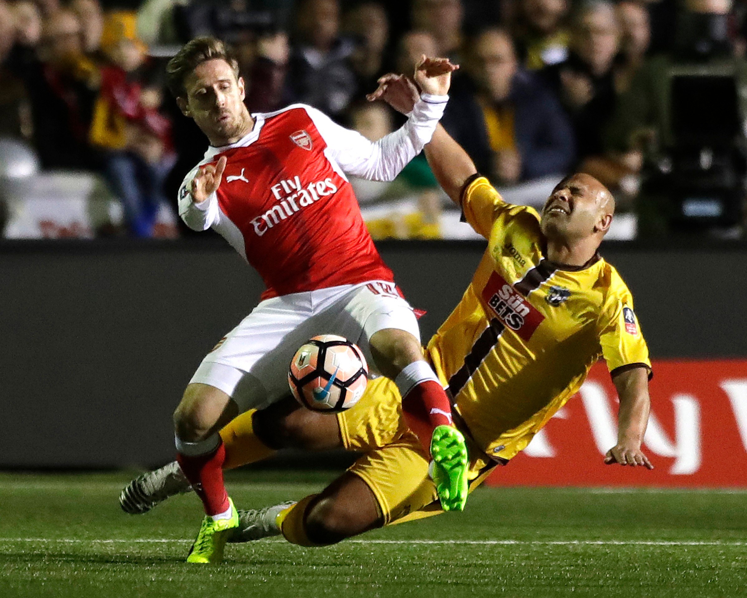 Nacho Monreal (vľavo) z Arsenalu v súboji o loptu proti Nickovi Baileovi zo Suttonu v zápase FA Cupu.