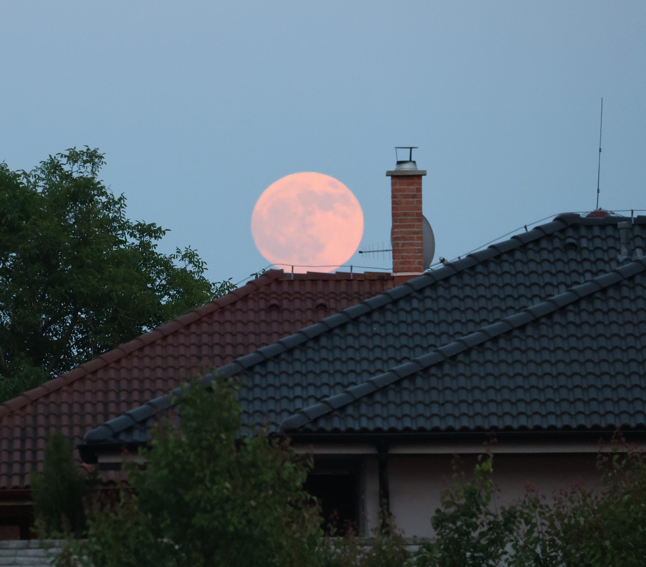"Jahodový" spln nad dedinou.