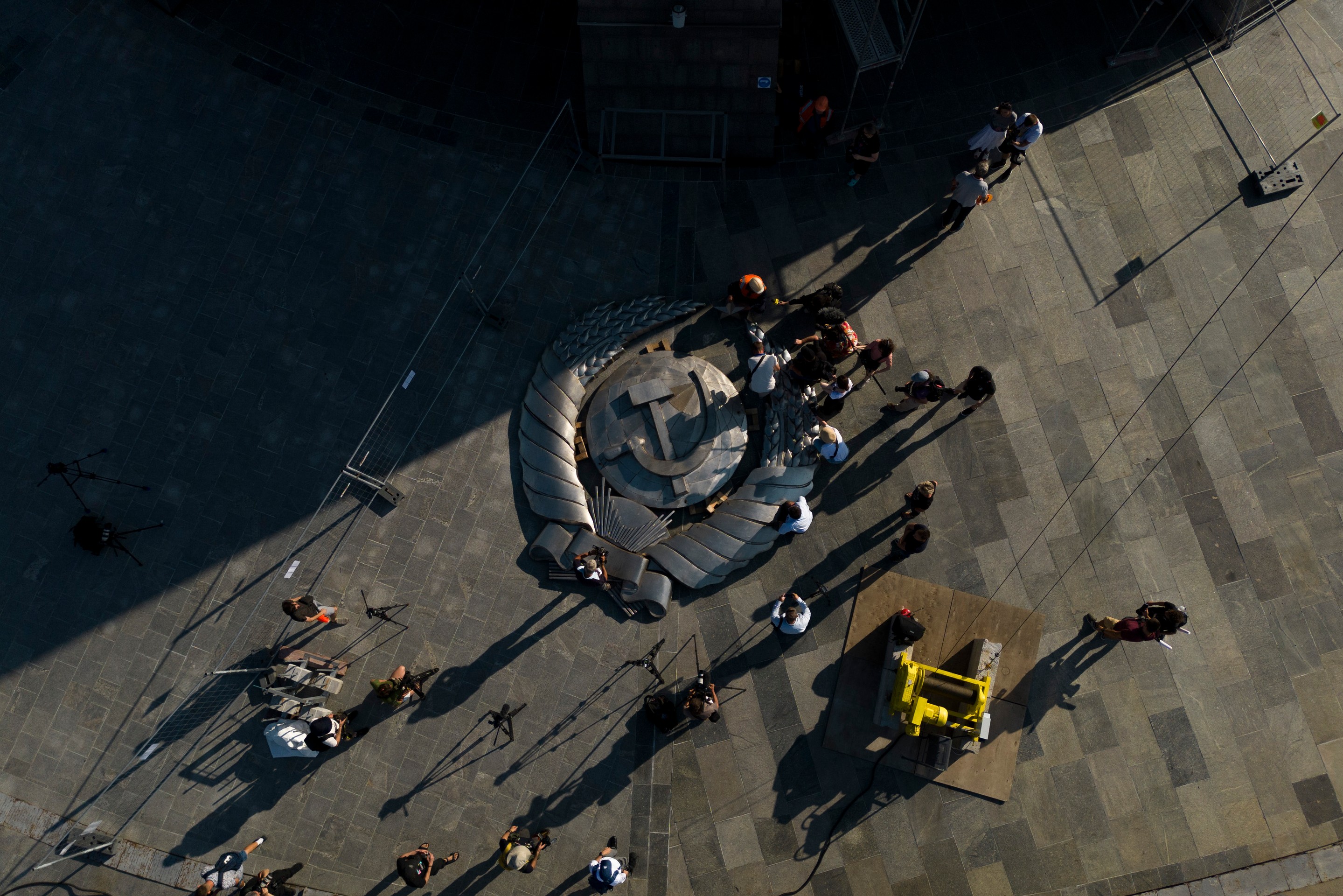 Odstránený štátny znak bývalého Sovietskeho zväzu z obrovskej sochy Matka Vlasť v Kyjeve.