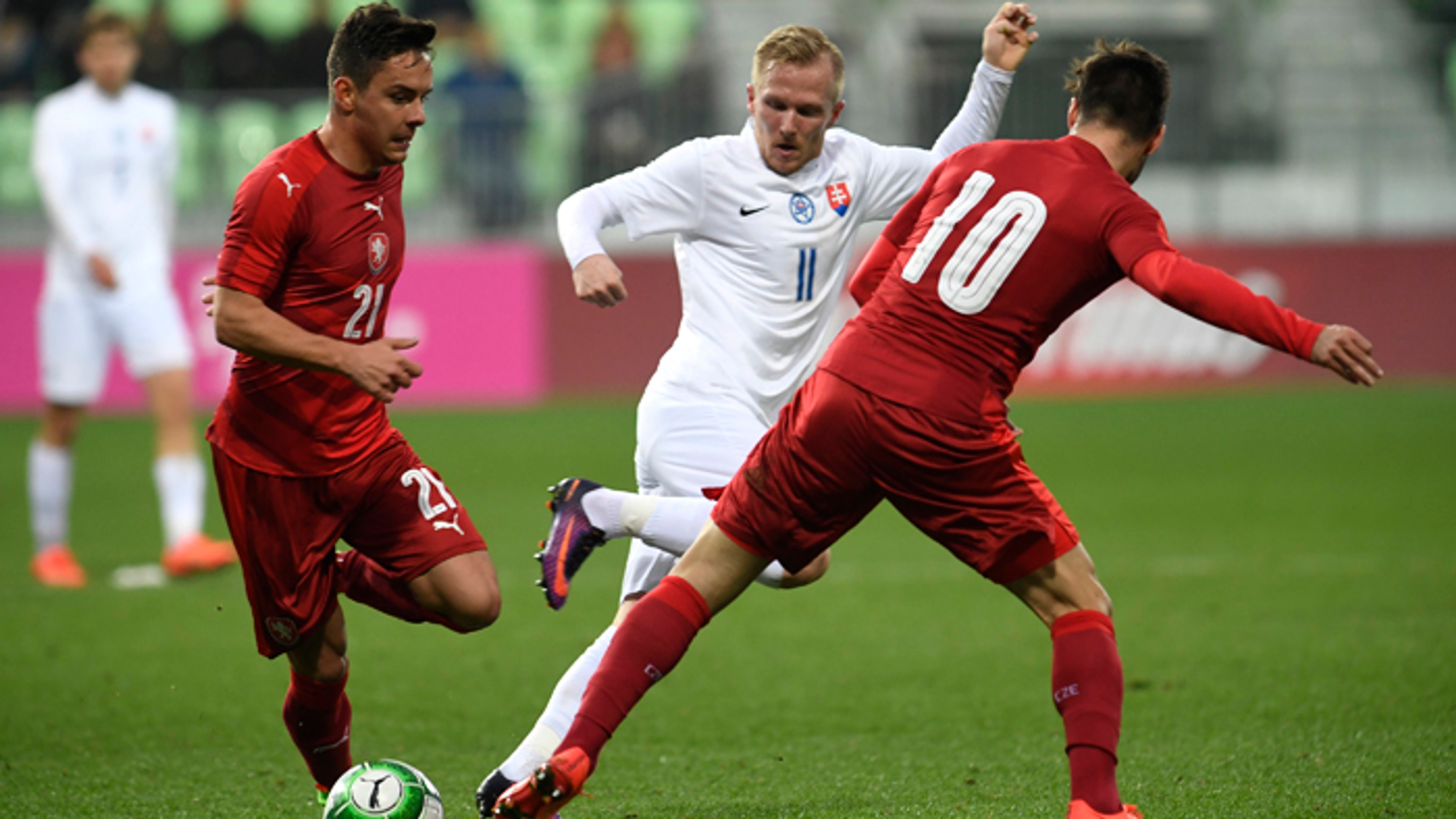 Tomáš Brigant (uprostred) a dvojica Čechov Daniel Holzer (vľavo) a Michal Trávník.