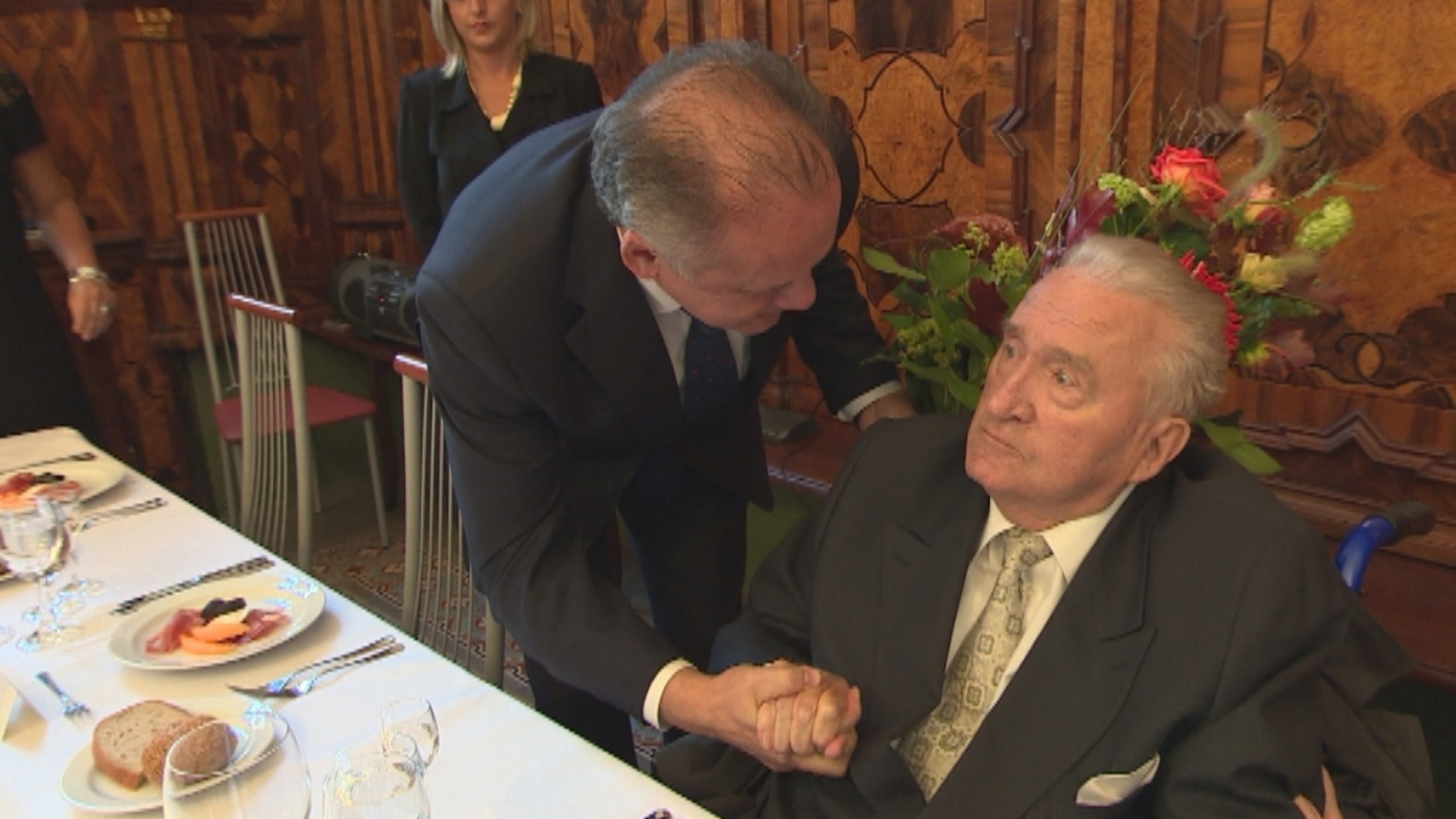 Prezident Andrej Kiska gratuluje Michalovi Kováčovi k narodeninám