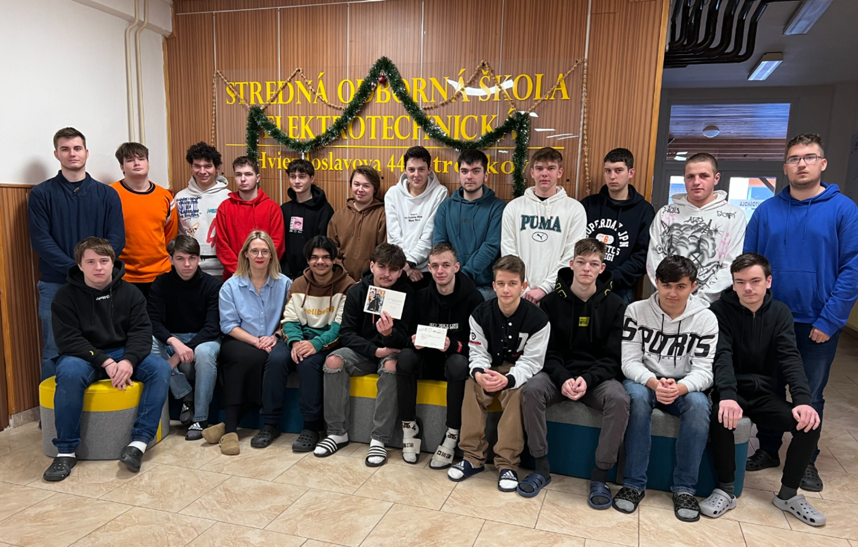 Študenti Strednej odbornej školy elektrotechnickej, ktorí napísali list britskému panovníkovi.