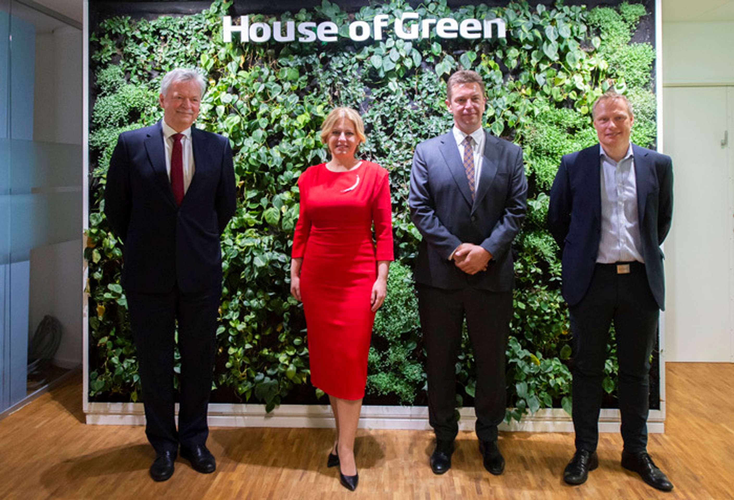 Výkonný riaditeľ State of Green Finn Mortensen, prezidentka Zuzana Čaputová a minister dopravy Andrej Doležal počas návštevy síd