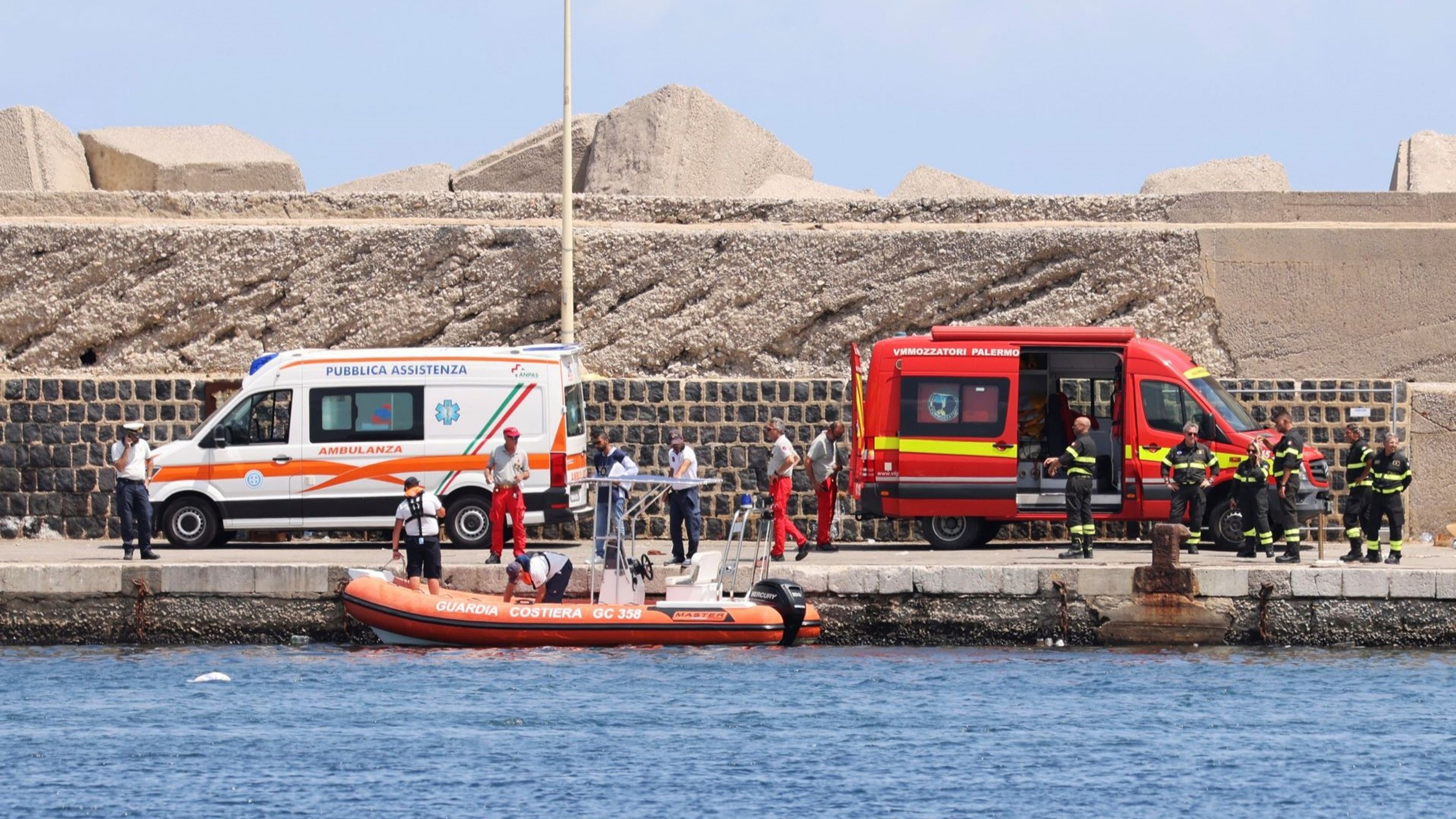 Záchranné a pátracie práce po potopení jachty
