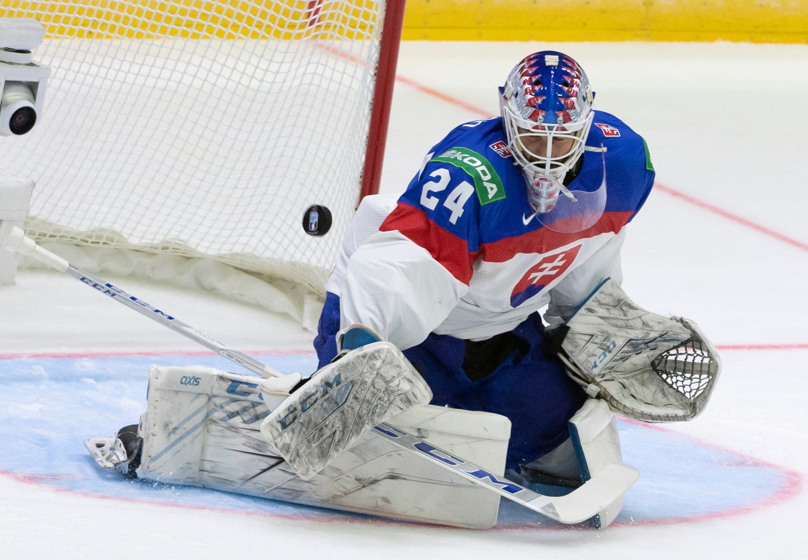 Na snímke slovenský brankár Patrik Rybár a jeho úspešný zákrok.