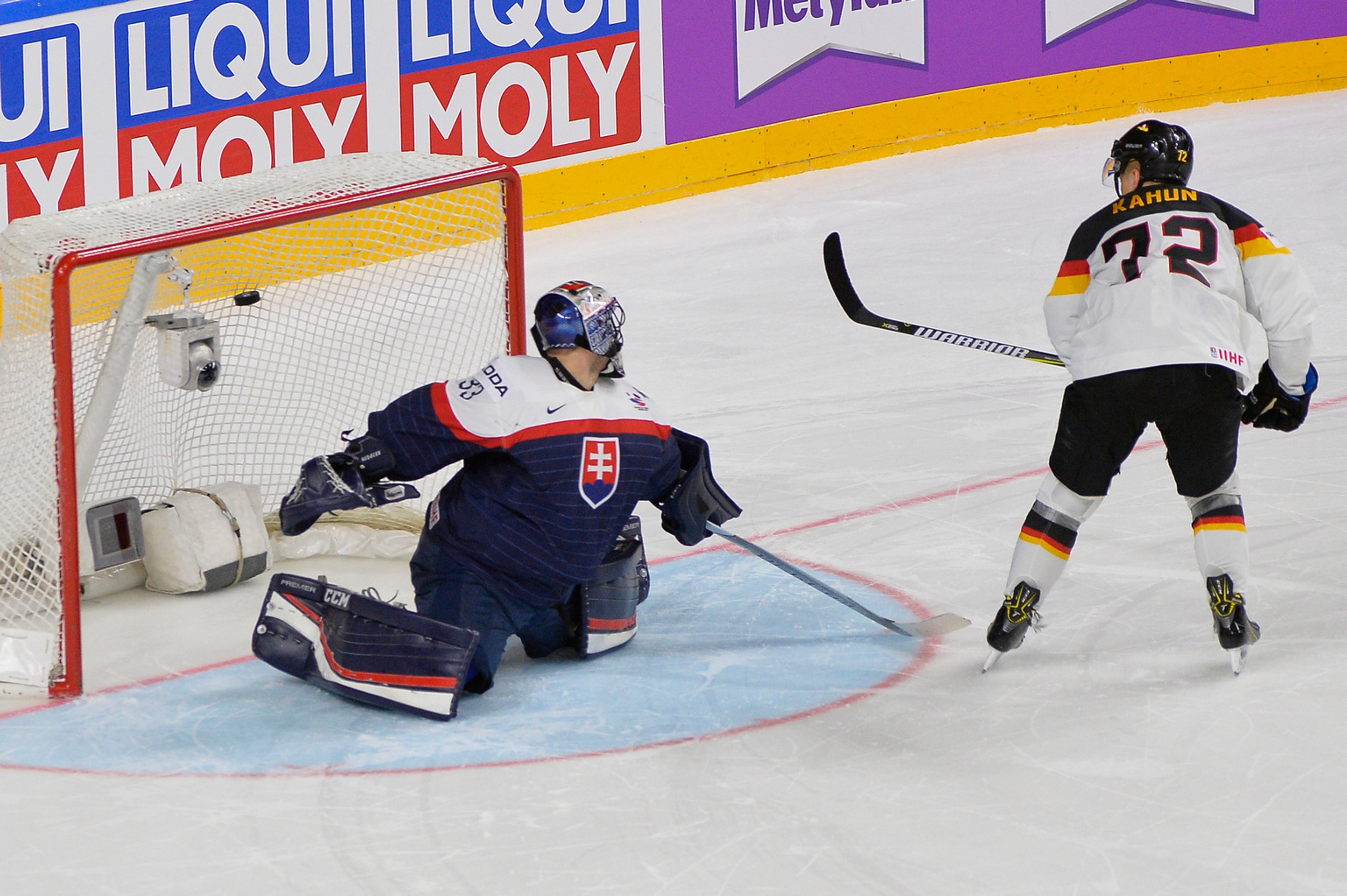 Dominik Kahun z Nemecka premieňa rozhodujúci nájazd v dueli MS 2017 proti Slovensku.