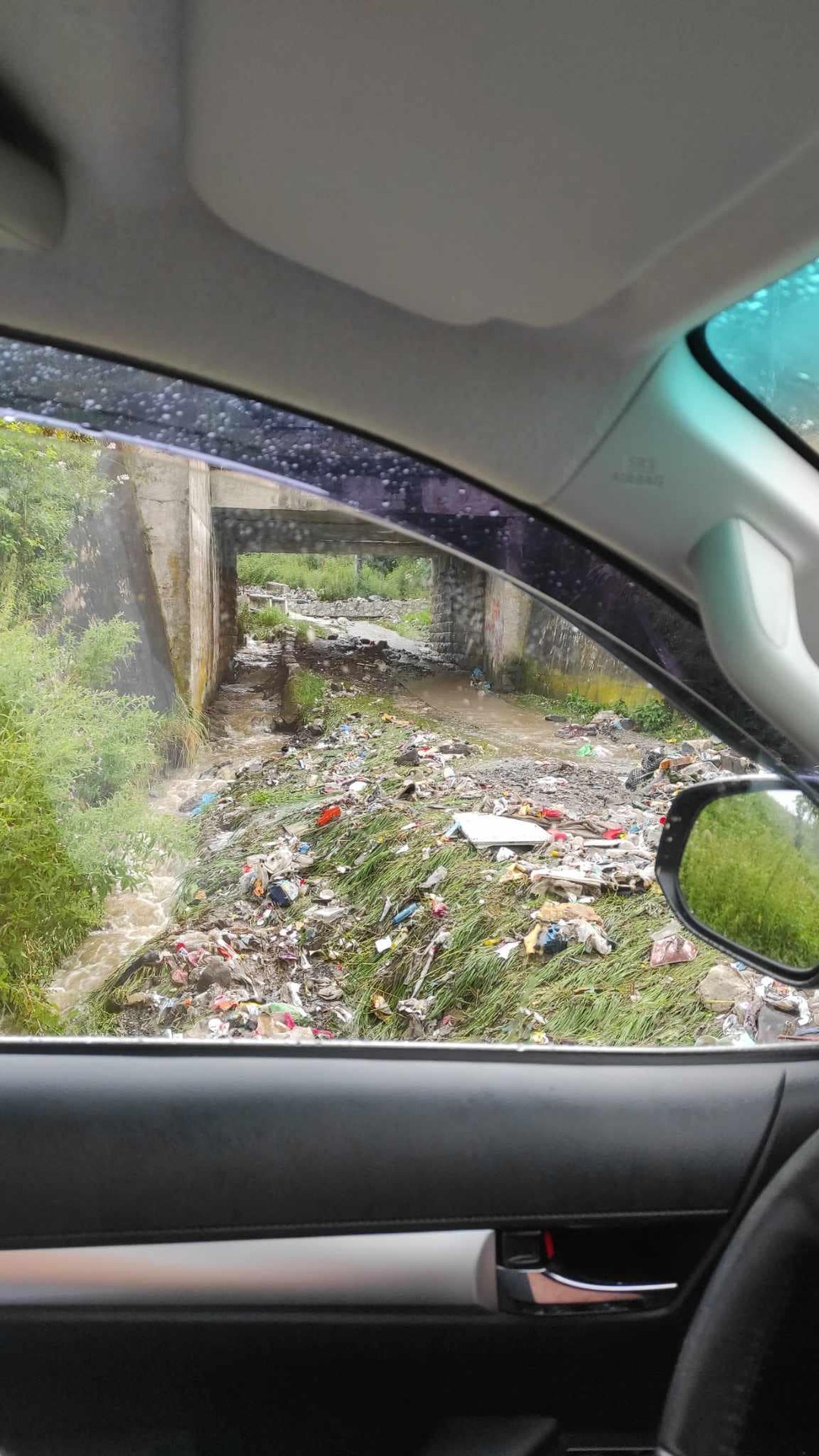 Odpad zo skládky berie dažďová voda.