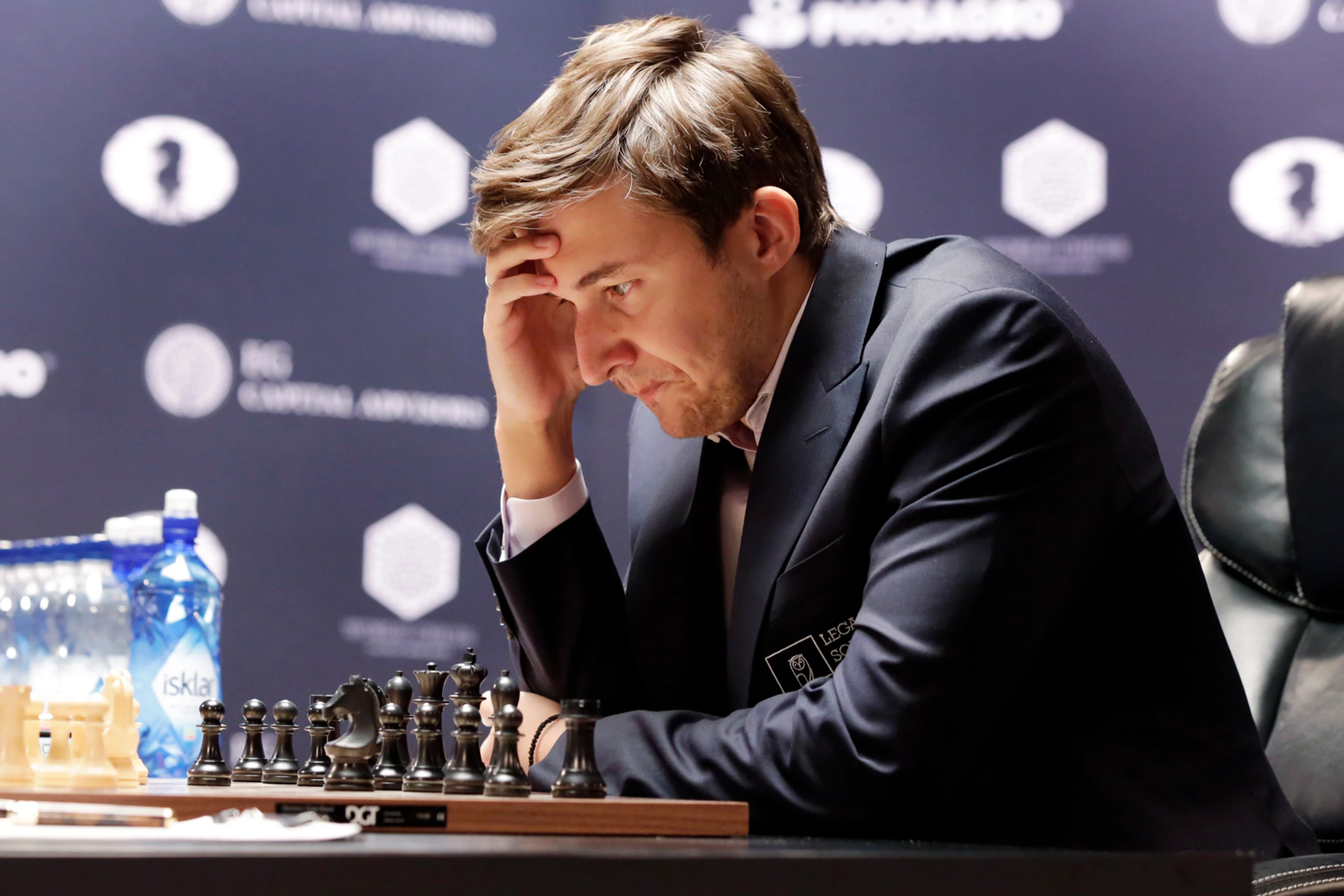 Nór Magnus Carlsen premýšľa počas 8. partie zápasu o titul majstra sveta v šachu.