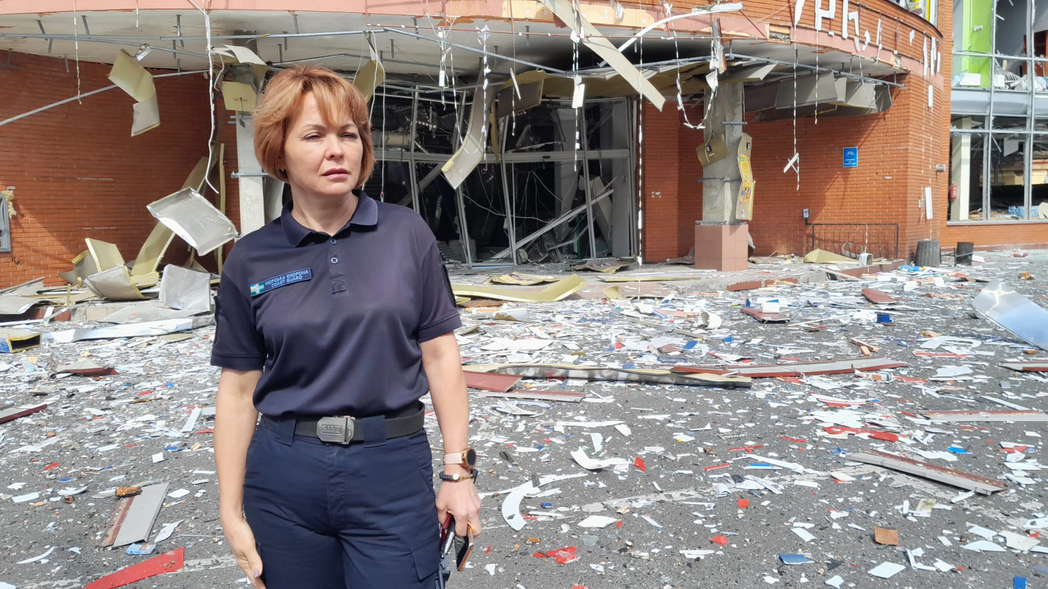 Hovorkyňa ukrajinského južného velenia Natalia Humeniuk pred budovou zničenou ruským ostreľovaním.