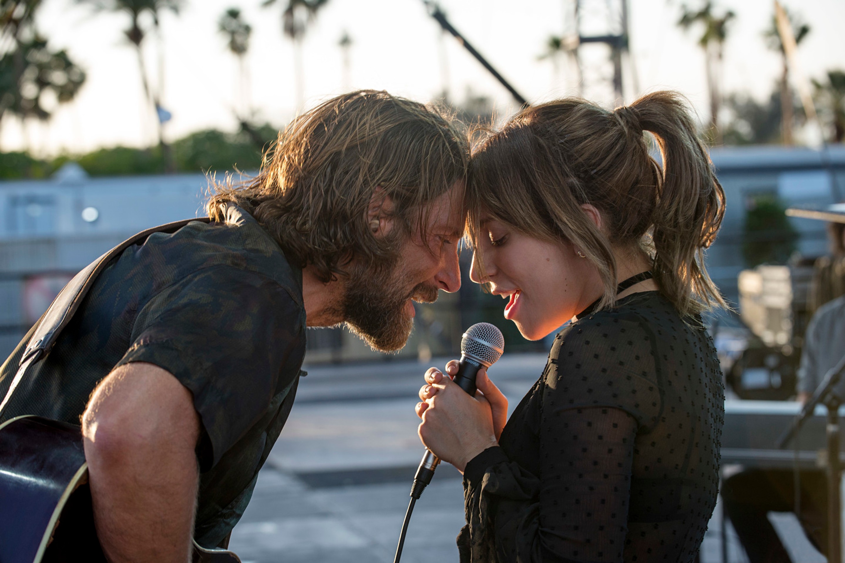 Bradley Cooper a Lady Gaga vo filme A Star Is Born