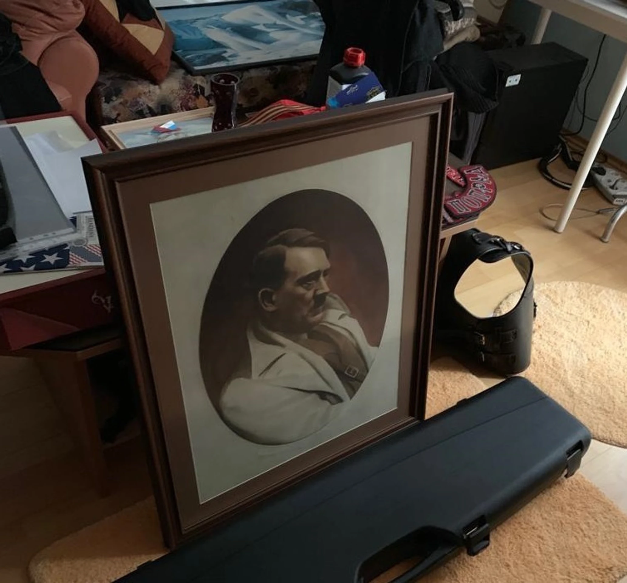 Adamove príbehy sú až príliš neuveriteľné.