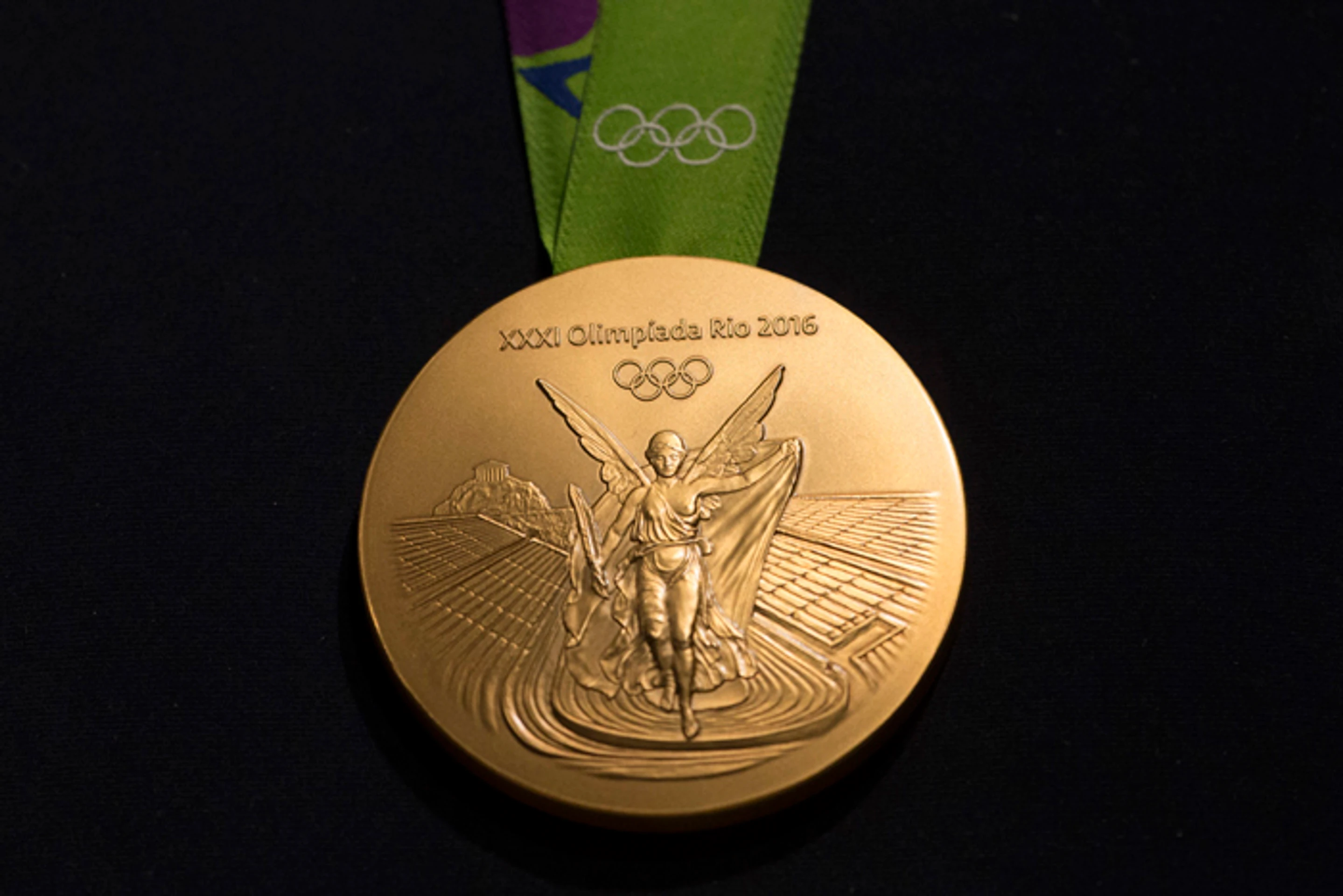 Na snímke rub zlatej olympijskej medaily.