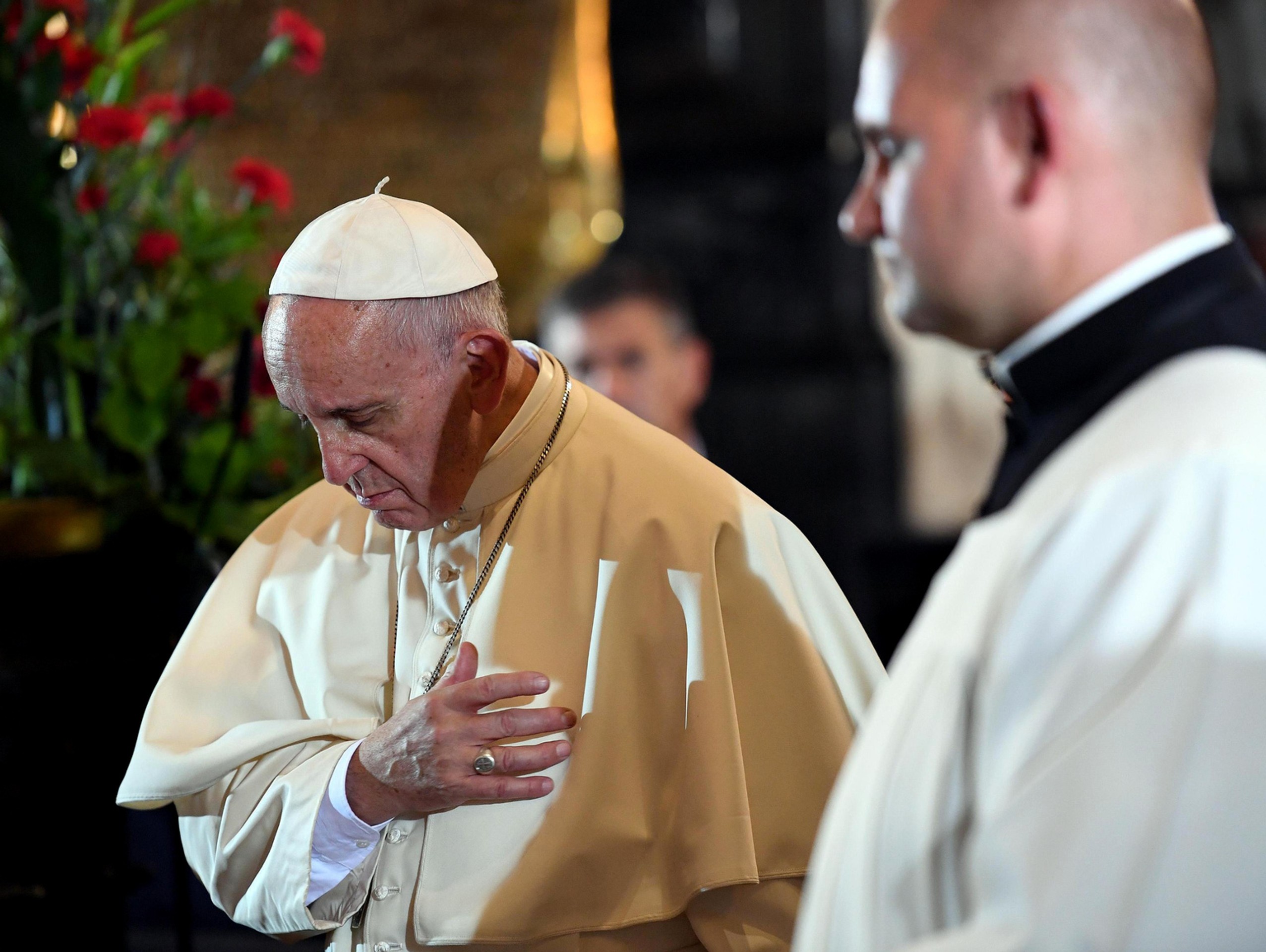 Pápež sa modlí v katedrále na zámku Wawel.