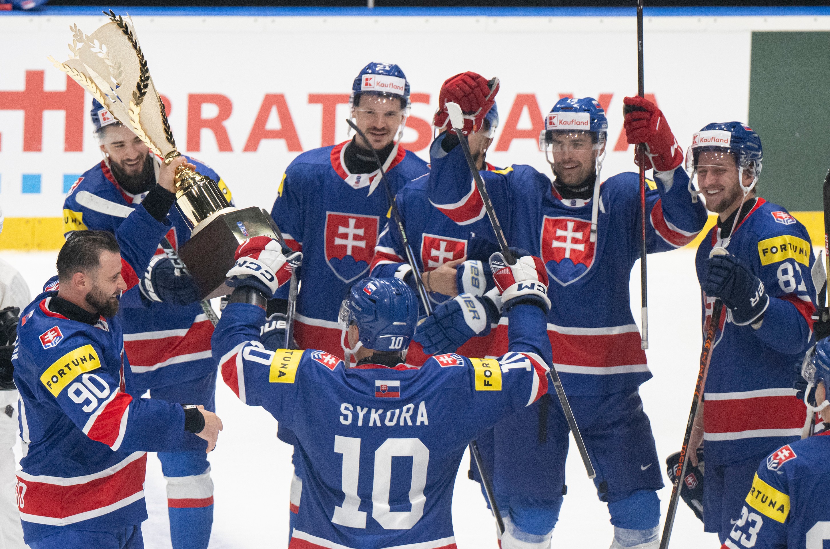 Na snímke slovenskí hokejoví reprezentanti s trofejou.