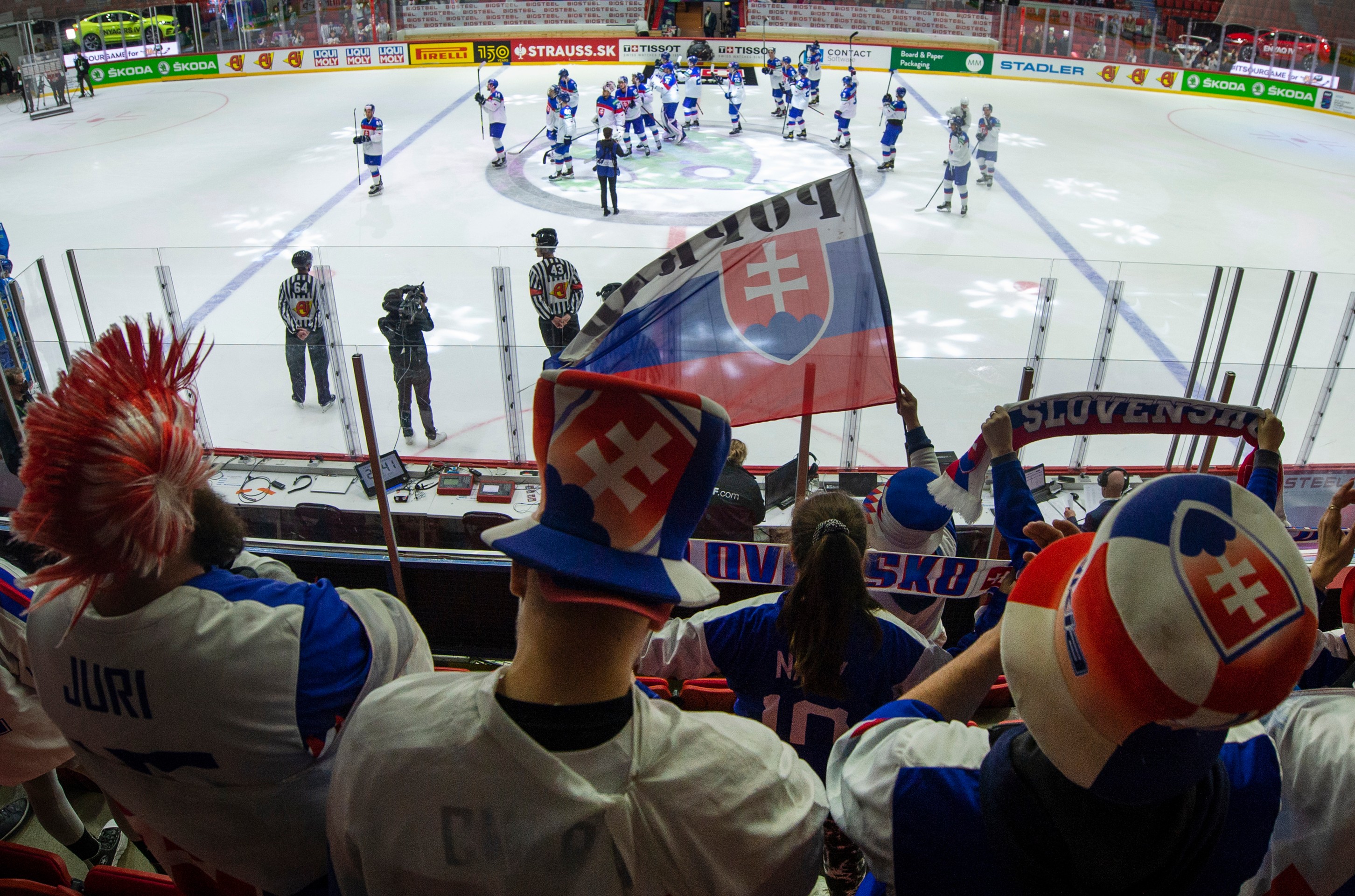 Slovenskí hokejisti ďakujú divákom po výhre 4:3 nad Kazachstanom po zápase na MS 2022.