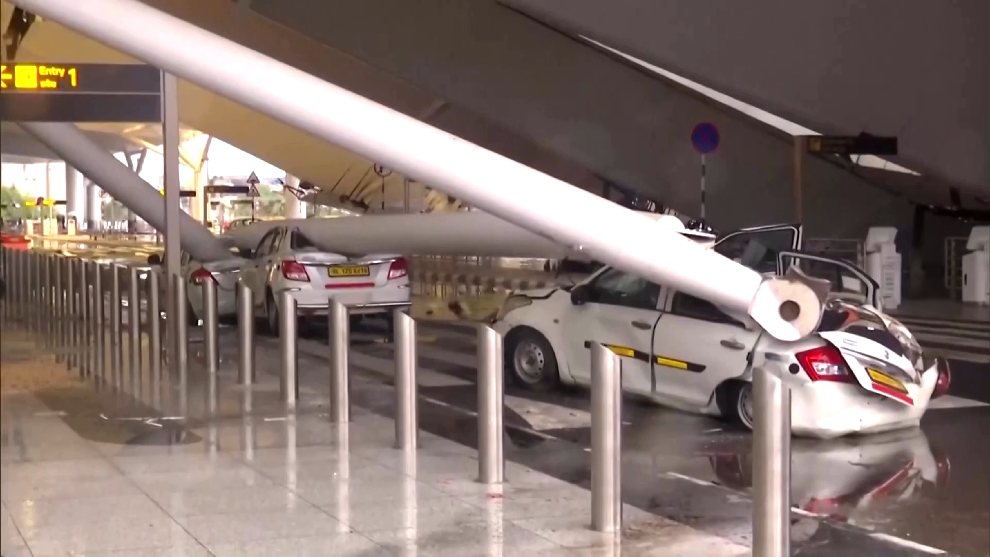 Na letisku v Naí Dillí sa zrútila časť strechy.