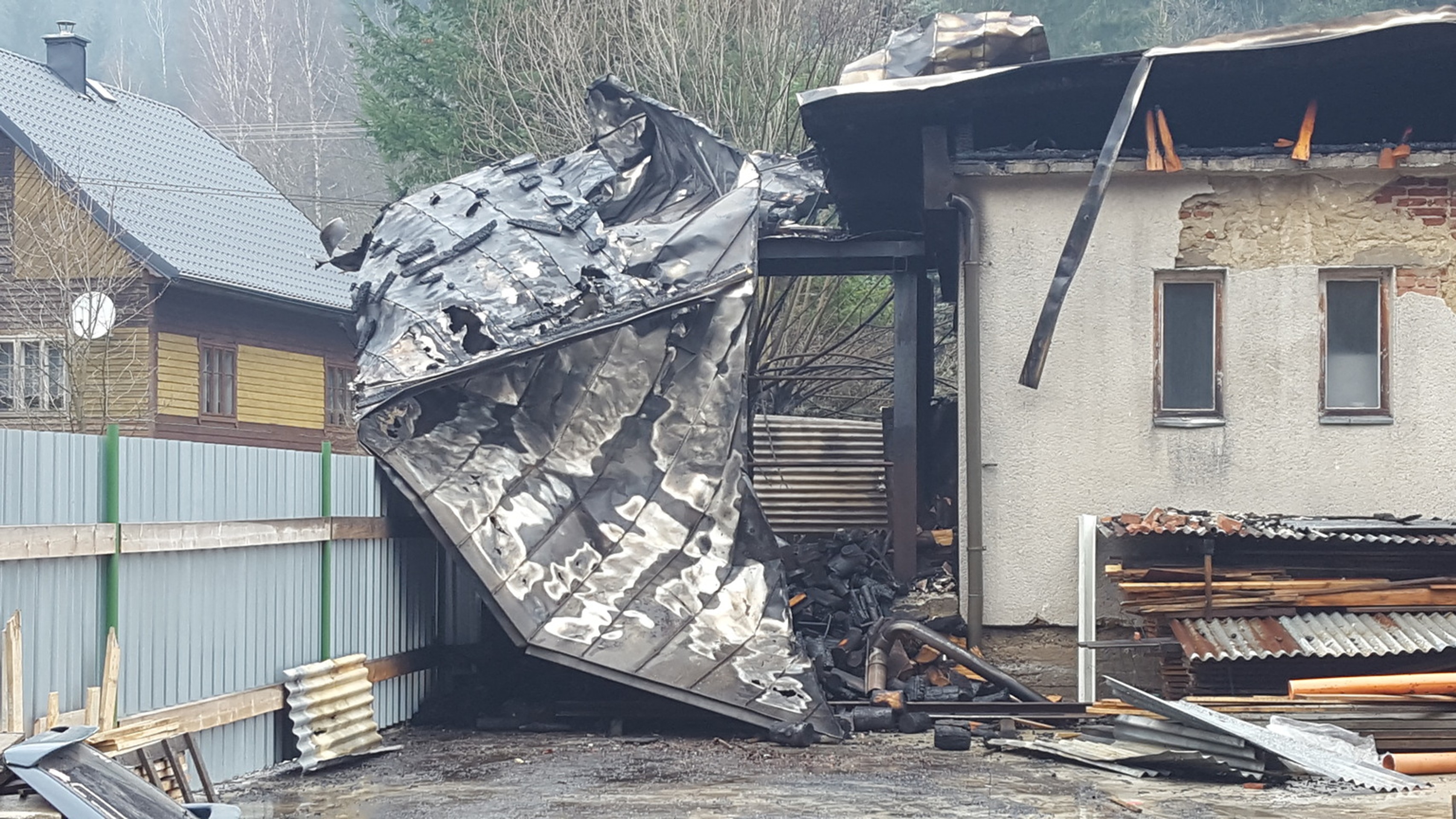 Hasiči zasahovali pri požiari polyfunkčného objektu v obci Korňa.