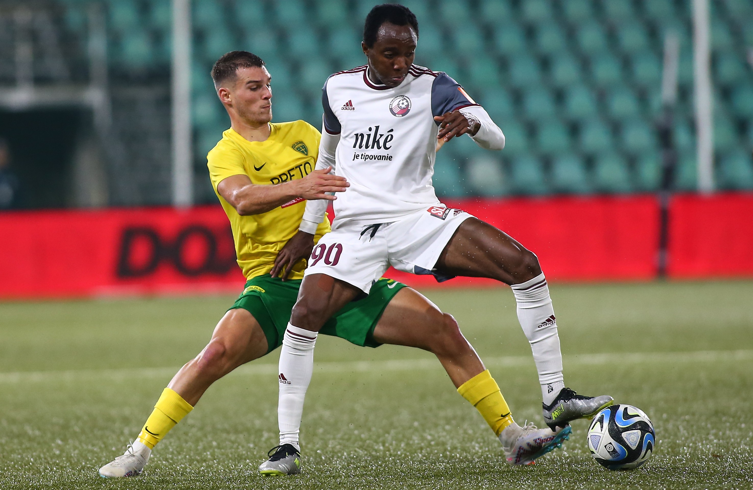 Na snímke zľava v súboji o loptu Patrik Leitner (Žilina) a Mark Assinor Osei (Podbrezová).