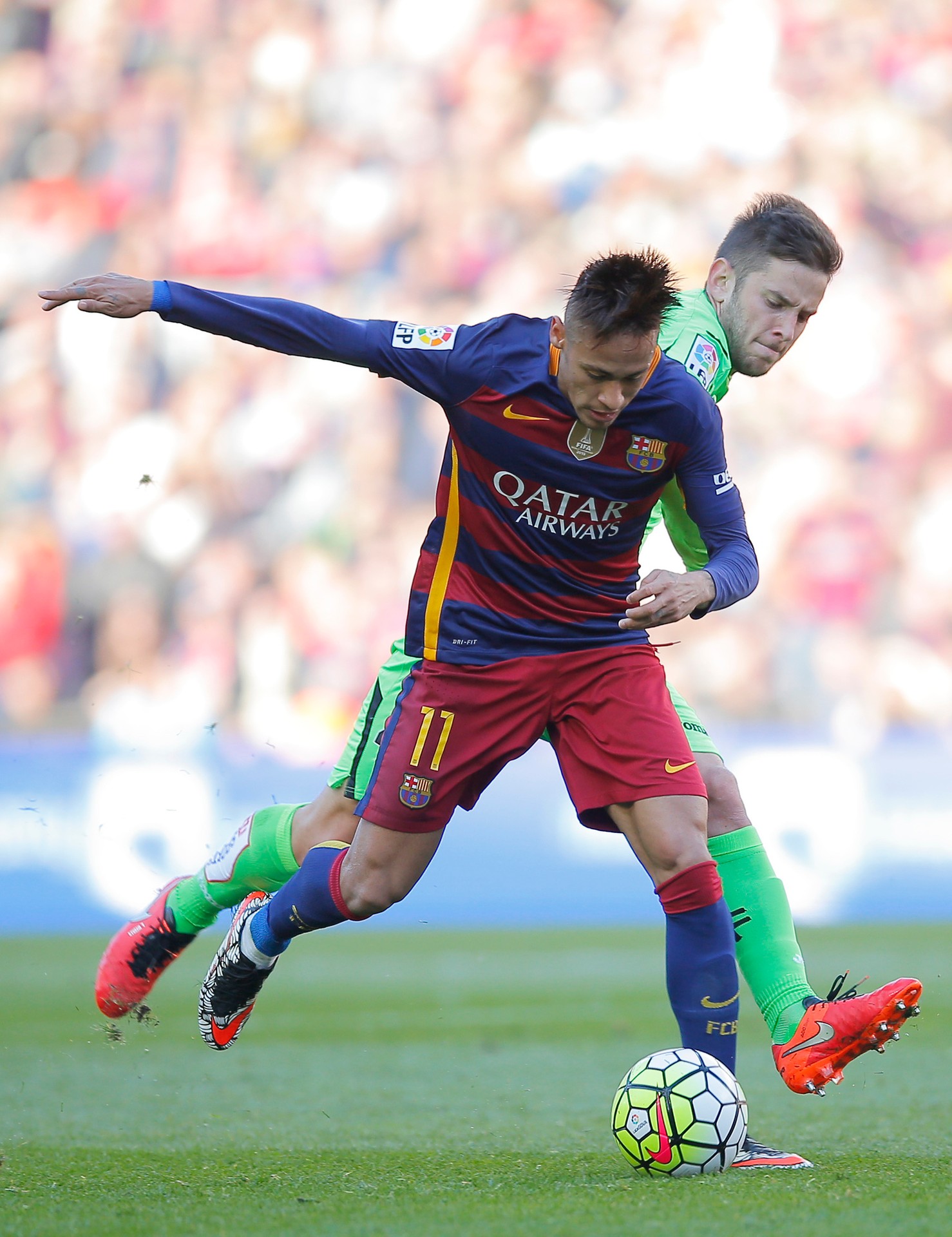 Neymar (Barcelona) vs. Alvaro Medran (Getafe) v dueli Primera Division.