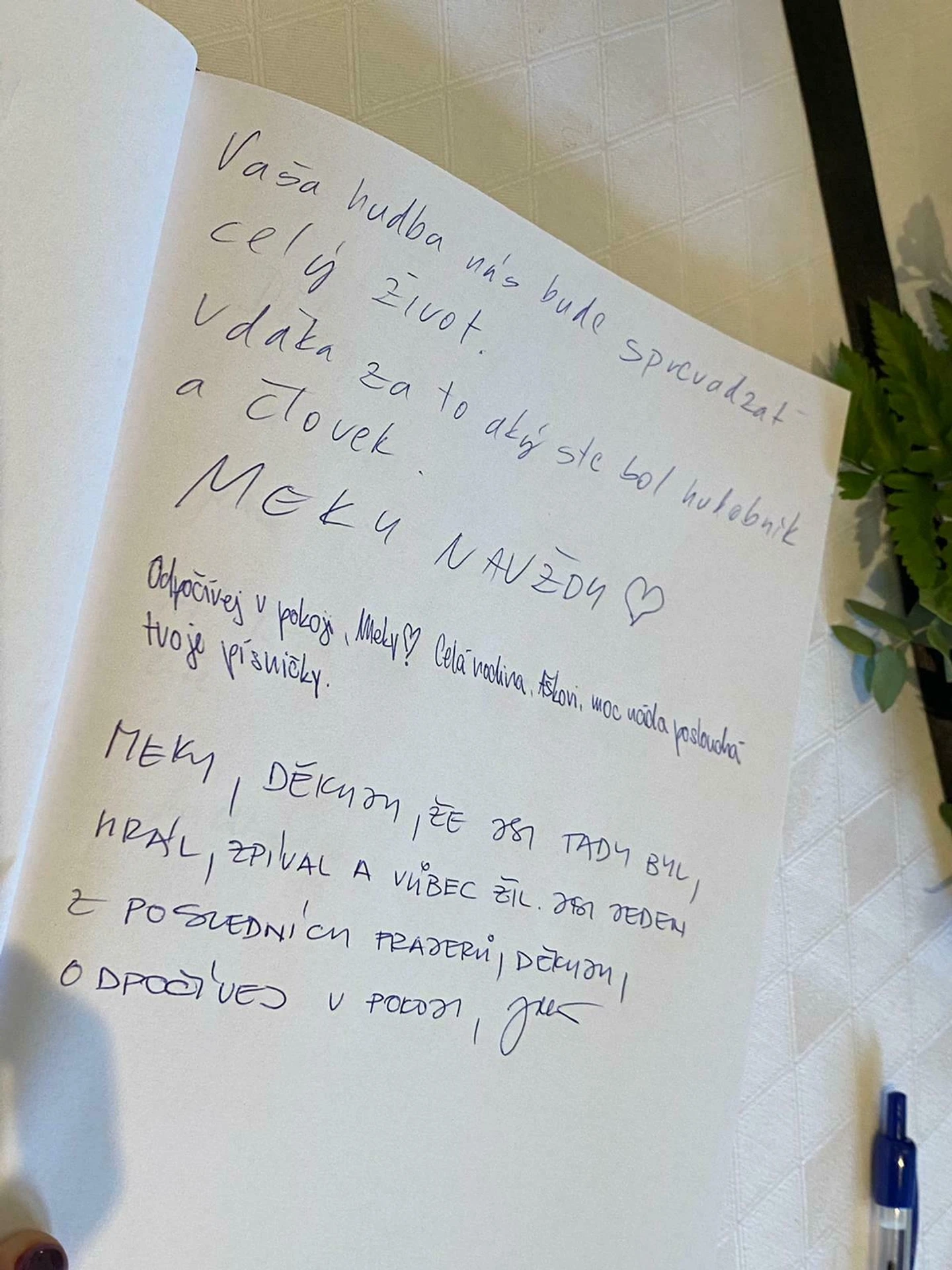 Kondolenčná kniha na slovenskom veľvyslanectve v Prahe.