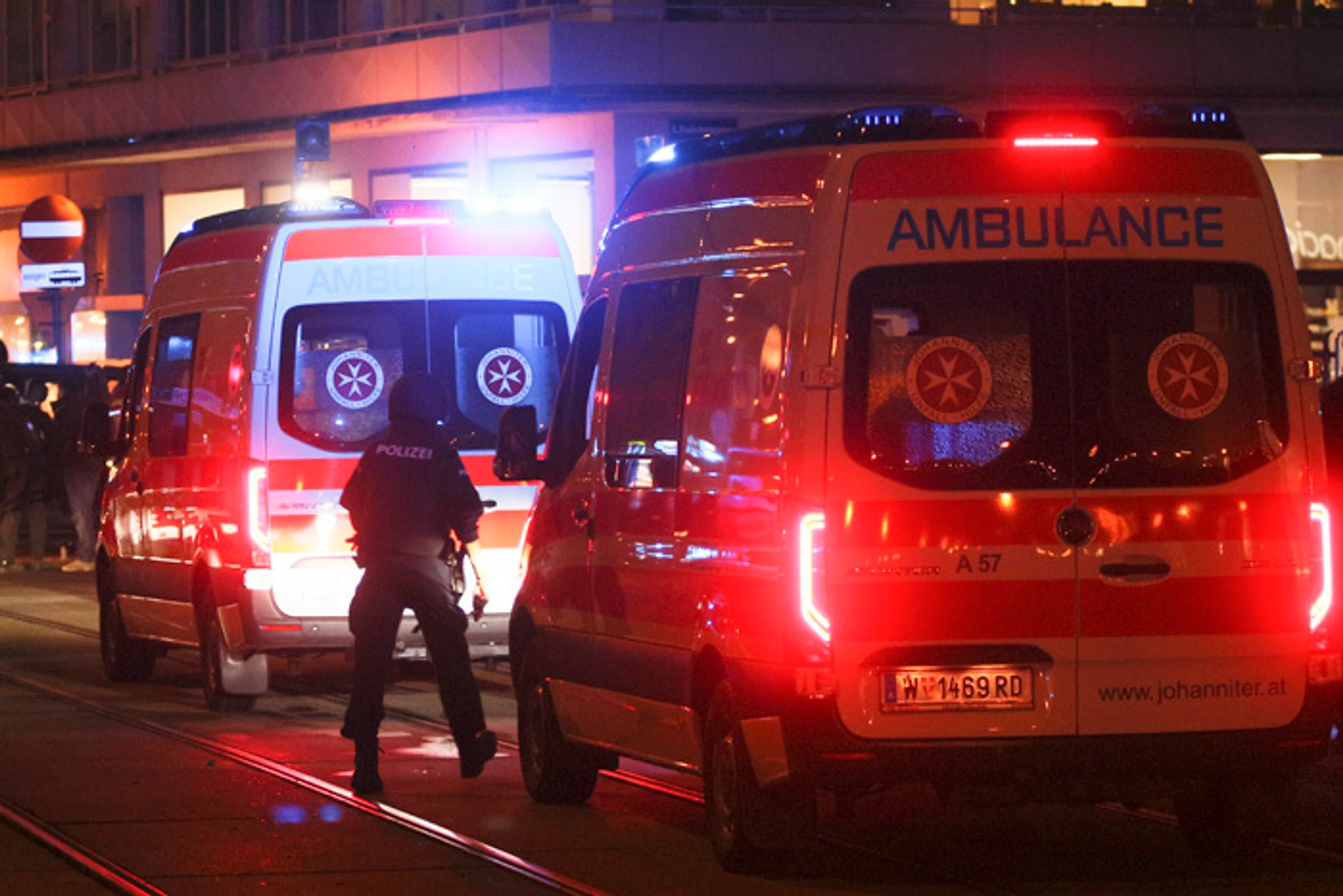 Na videosnímke policajti zasahujú na mieste po streľbe neďaleko synagógy 2. novembra 2020 vo Viedni.