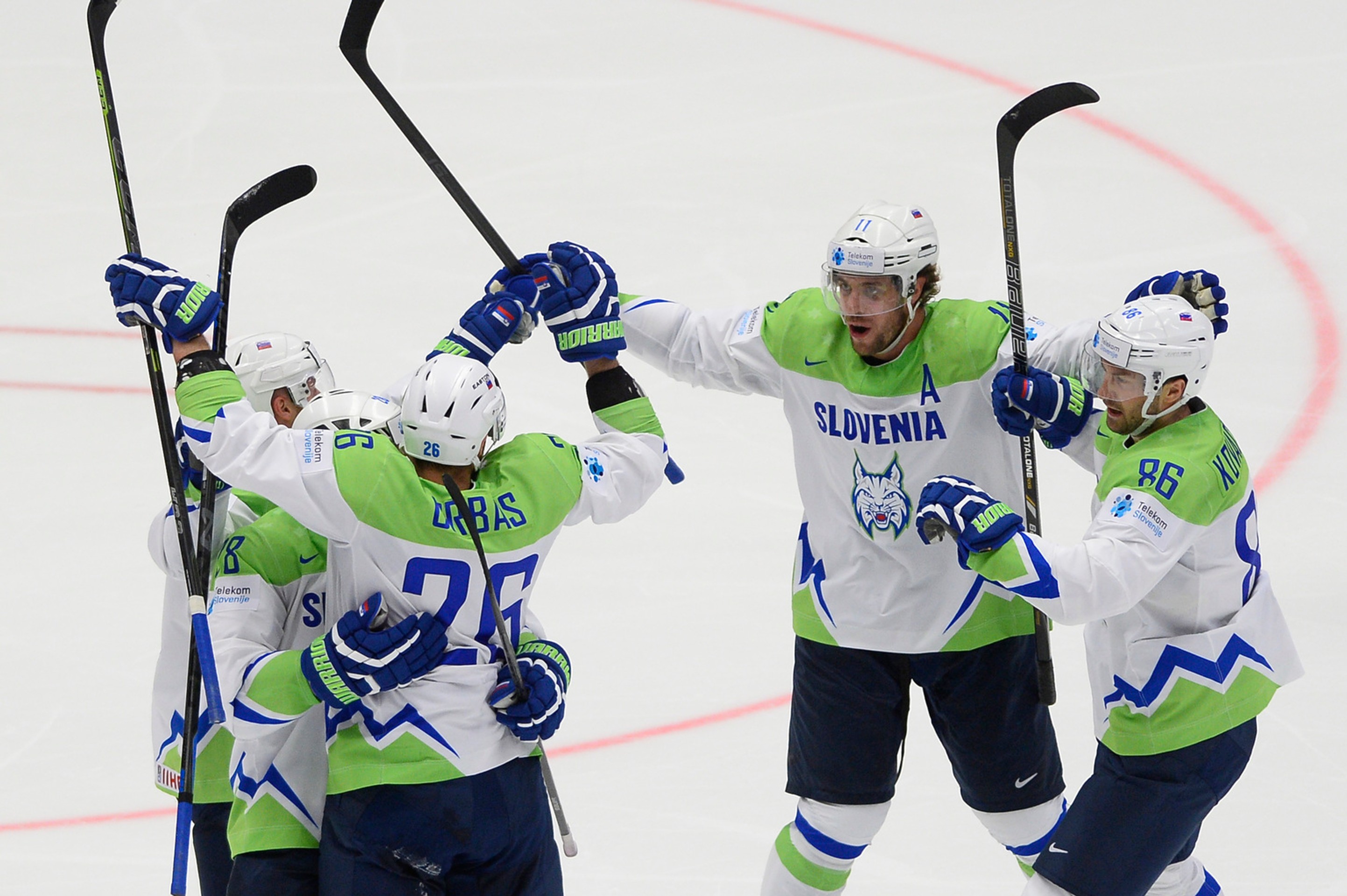Slovinci sa radujú z úvodného gólu stretnutia proti Slovákom.