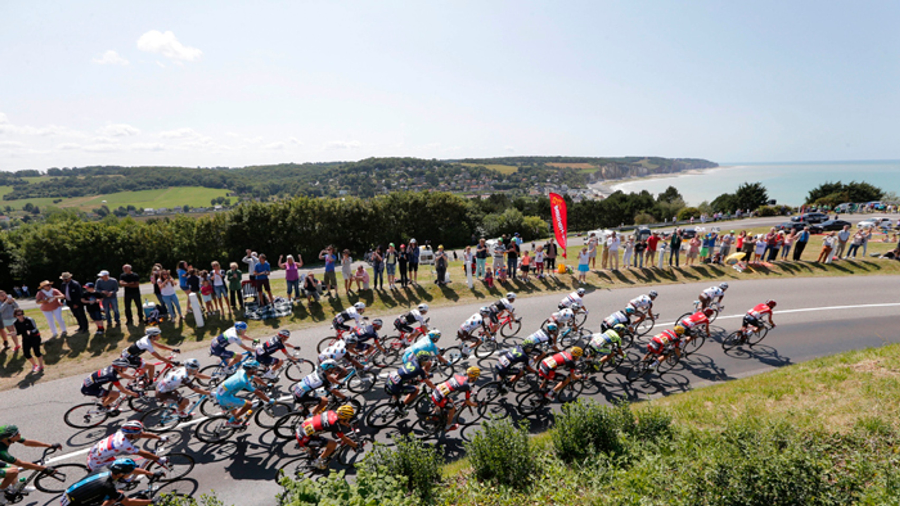 Pelotón počas 6. etapy TdF z Abbeville do Le Havre.