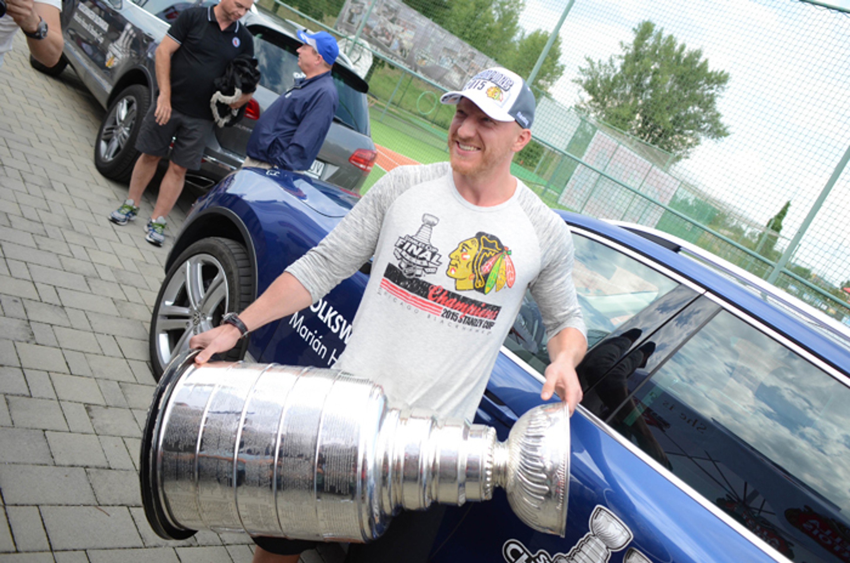 Útočník Chicago Blackhawks Marián Hossa nesie Stanleyho pohár pre víťaza NHL.