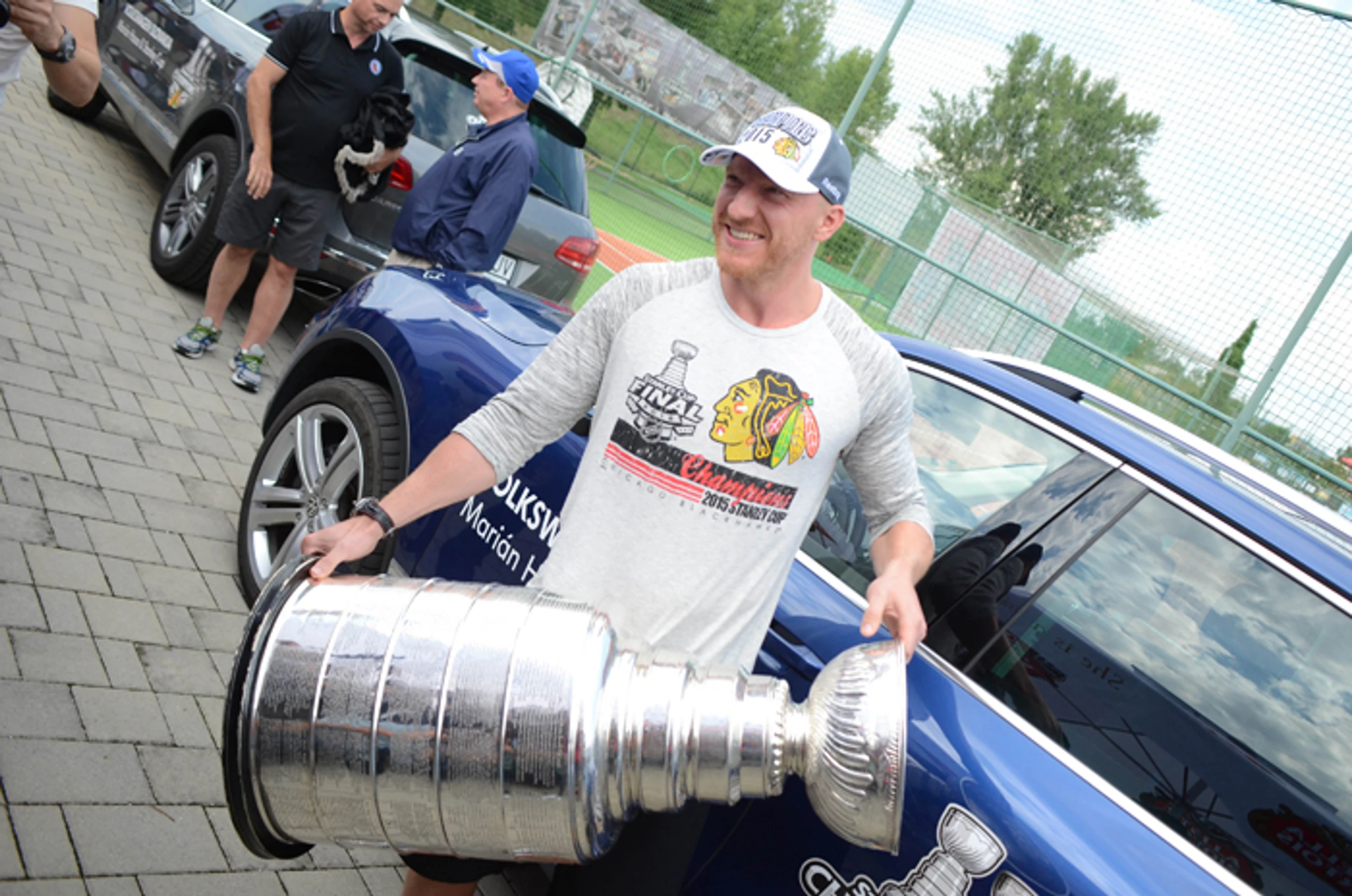 Útočník Chicago Blackhawks Marián Hossa nesie Stanleyho pohár pre víťaza NHL.